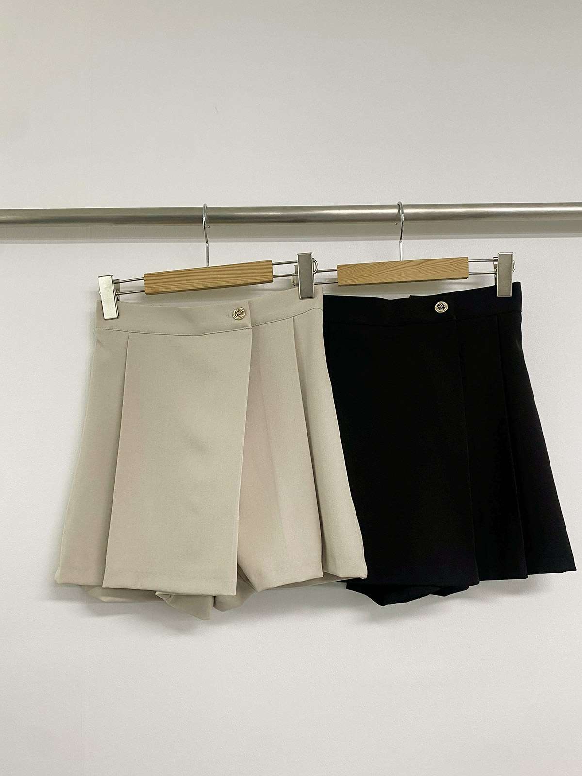 ♡ 褶 裙 金 鈕 短 褲。