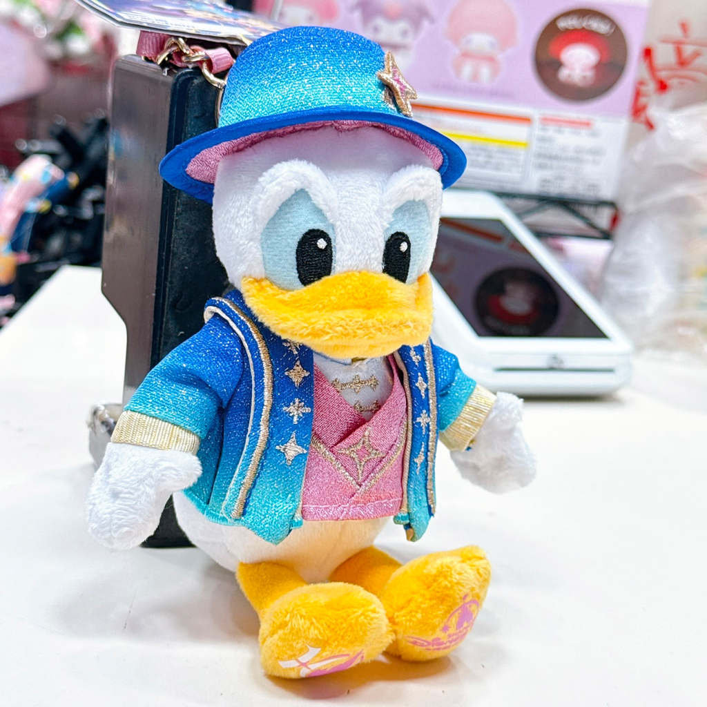 上海迪士尼樂園園內限定 唐老鴨10周年系列生日系列，雨天系列系列公仔掛飾 