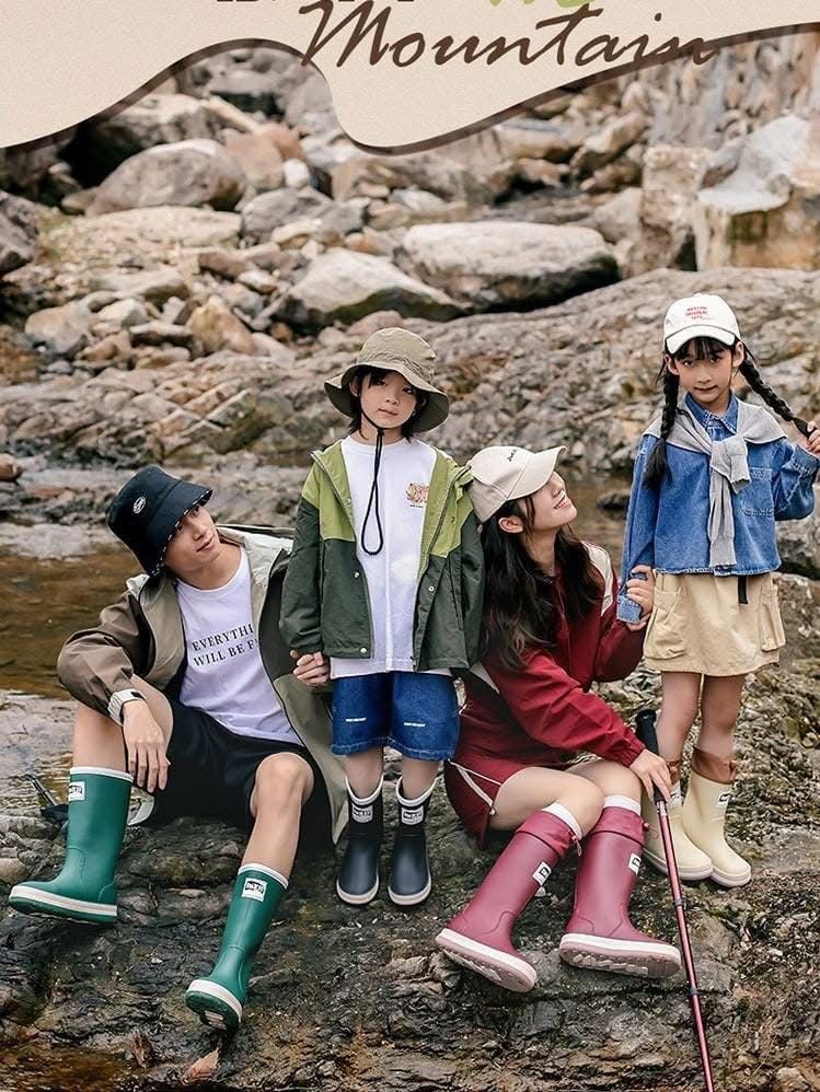 成人💲99對，兒童💲80對。2對起各减$ 10。親子款 高筒收口厚底輕便雨靴