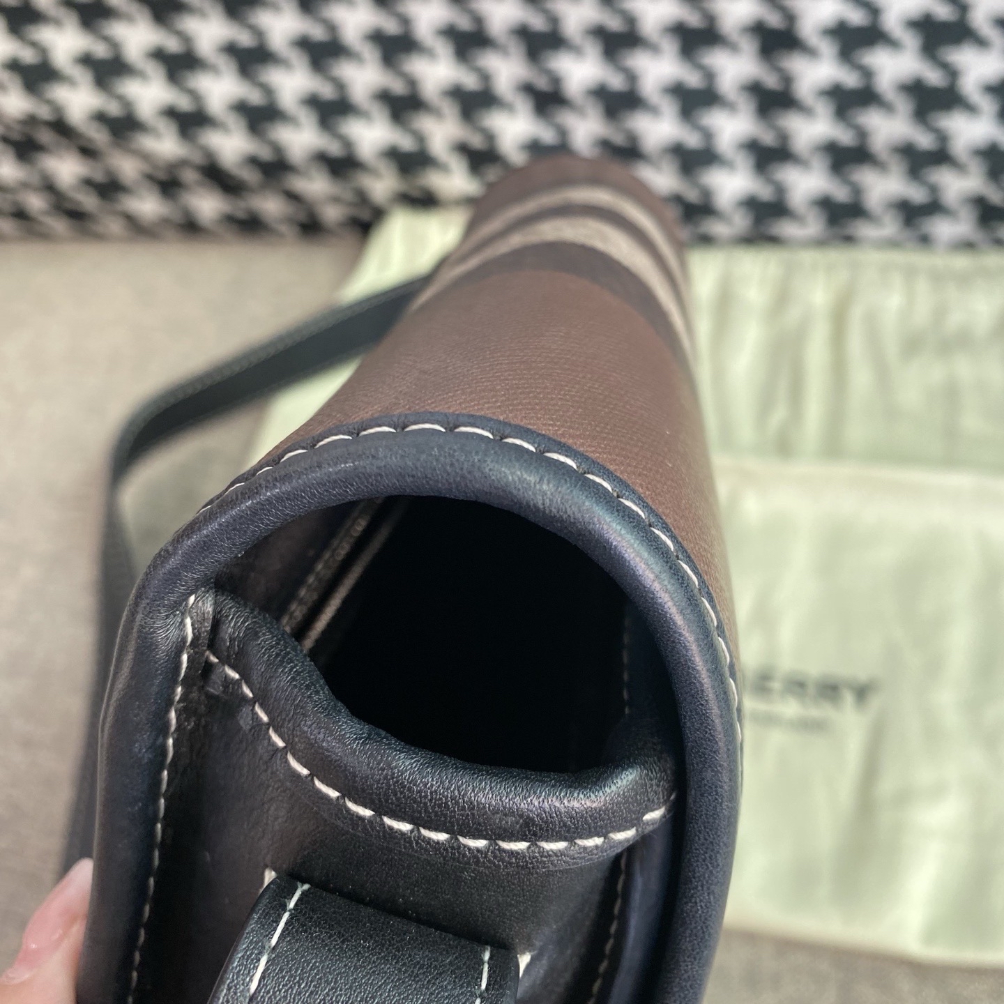 【預訂貨品】Burberry經典格紋郵差包 