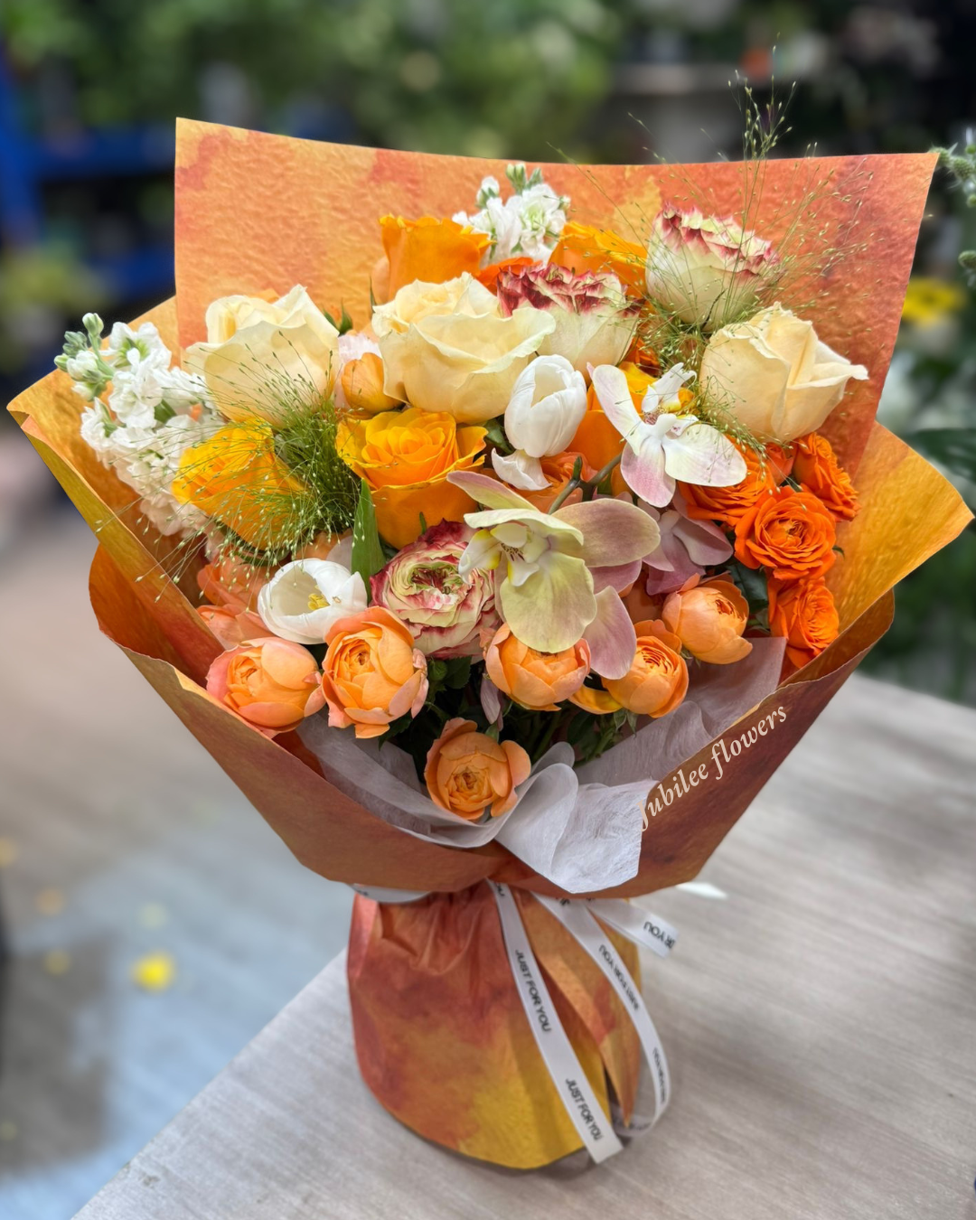 暖橙與柔黃玫瑰混搭花束