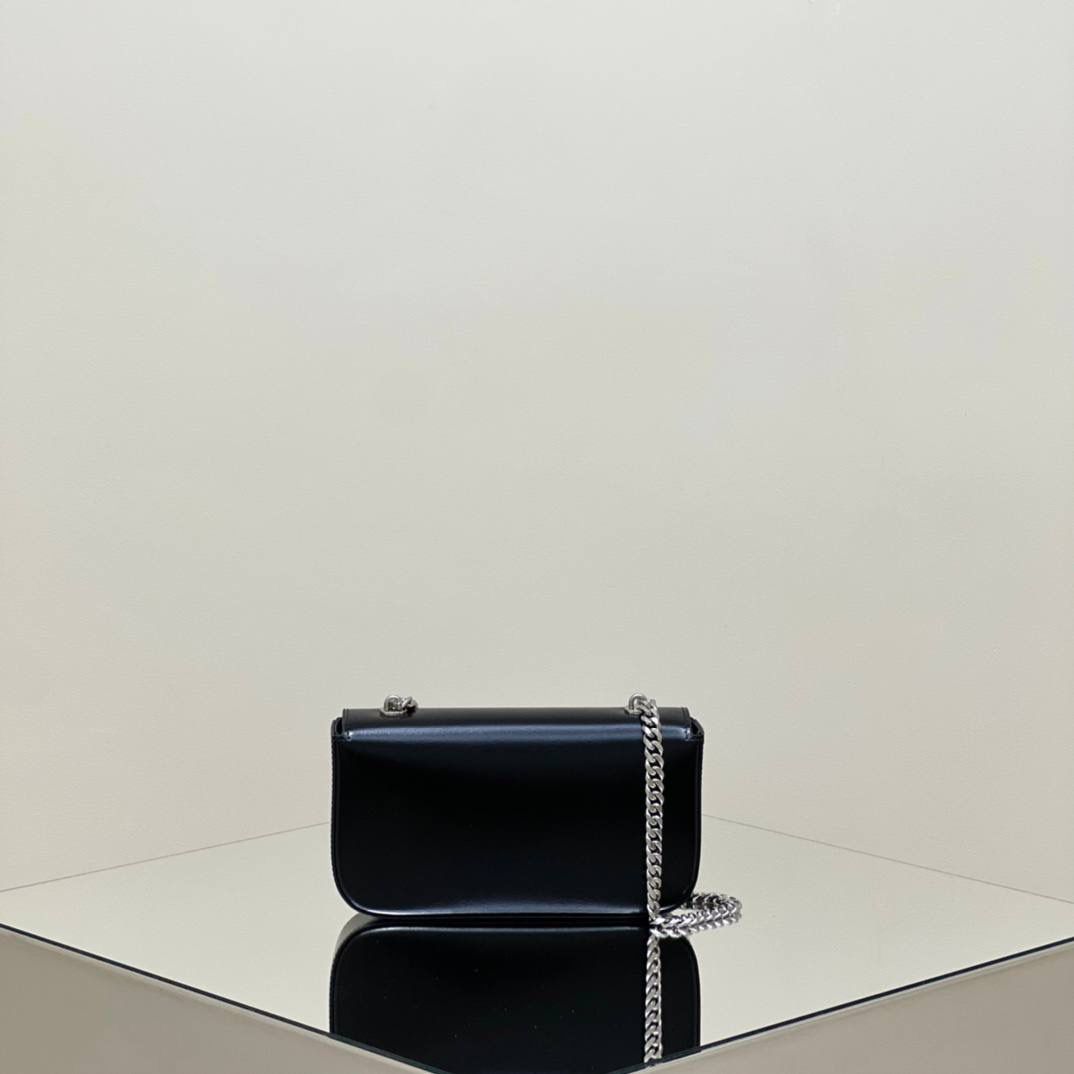 🔥大货实拍图 𝗖𝗘𝗟𝗜𝗡𝗘 ♥ 𝗧𝗥𝗜𝗢𝗠𝗣𝗛𝗘链条腋下包 型号：197993 尺寸：20.5*11.5*4cm