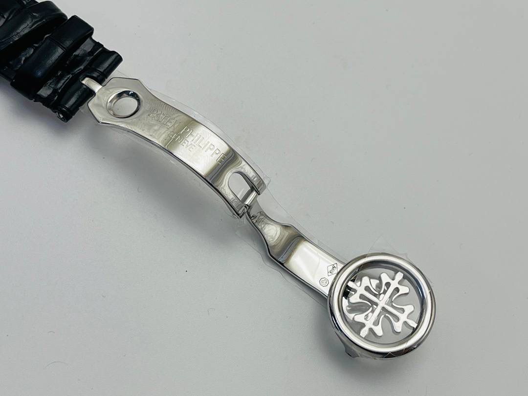 百达翡丽5320G-001超级复杂功能时计！ 1⃣️直径40毫米一体冲压成型的双层式精钢表壳，致敬了经典的设计语言奶油色的表盘营造复古氛围，表盘边缘刻印有密分秒数刻度，配金质阿拉伯数字及五分钟凸圆刻度字钉，更有立体感。时分指针以巴顿式设计为基础，配以尖长的针尖，这特色造型是呼应了 1950 年代 Ref. 1463 计时码表的指针。 2⃣️表盘6点位置是月相显示和日期分拨。所有的万年历标志都很好，一眼就能读懂。 3⃣️内里搭置了仿324 S Q 自动上链机芯，是 324 自动上条传奇机芯的精装版本。机芯夹板桥经倒角，边缘作细意打磨，主夹板饰以鱼鳞纹，而夹板则缀以日内瓦波纹，夹板表面有包金雕刻，螺丝凹槽经打磨和倒角，连钻孔亦同样经打磨处理。