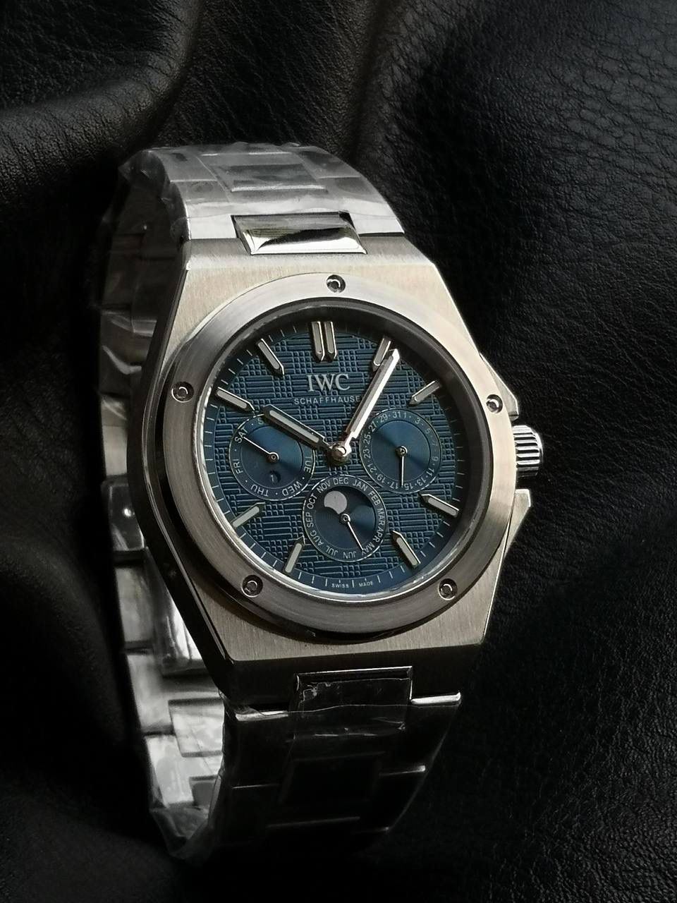 万国工程师系列万年历腕表，复刻界最复杂的腕表，所有功能同步原装，所有功能调节通过把头控制. 1⃣️【功能介绍】3点钟位置显示日历，9点钟位置显示星期，6点钟月份月相指针显示。 2⃣️【做工精细】外壳采用原版同样的三件套结构，中间拉丝，上下壳为抛光，镜面采用高成本的锅盖形蓝宝石，使其质感提升。 3⃣️【机芯性能】尺寸41.6mm,机芯采用天津机芯改82600，高效稳定，动力时间长达72小时以上，进行加装复杂的万年历模块，而且同步所有功能实现同步原装通过把头调节。 4⃣️【⚠️注意事项】由于万年历模块十分复杂在出货前都会调准时间，客户收到直接上链上手佩戴即可，⚠️请不要轻易乱调，由于机芯加装升级功能，调节需慢慢按调。