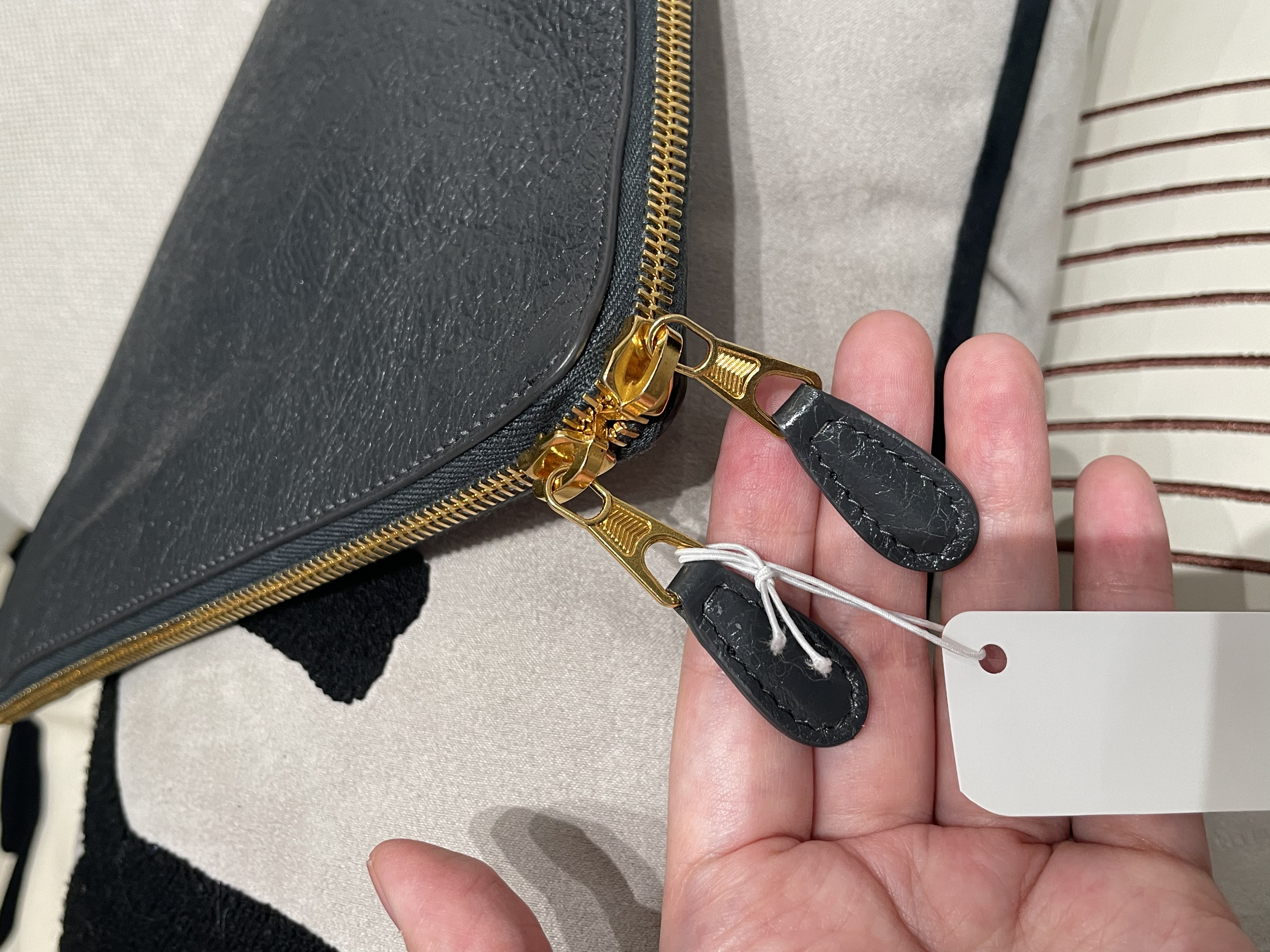 Balenciaga clutch bag  100%Authentic, unused ✅tap booklet✅dust bag