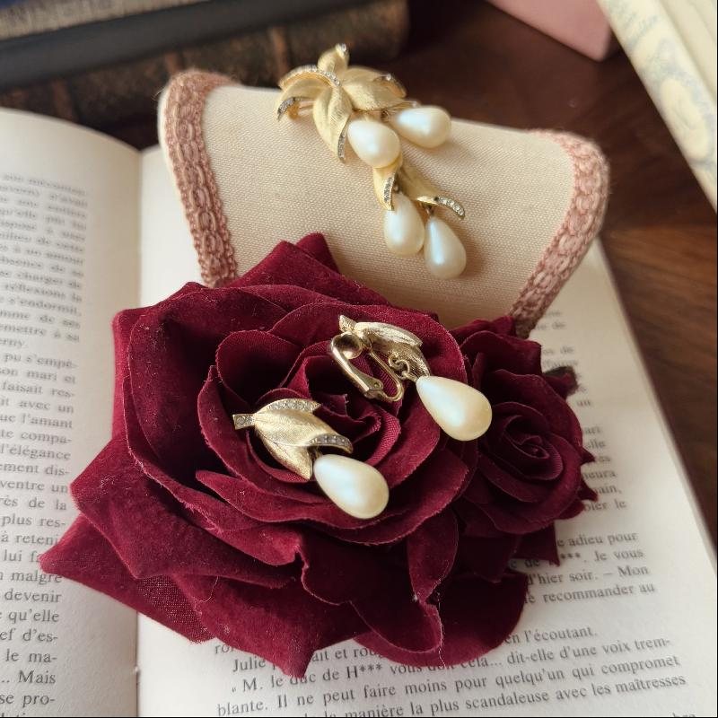 Vintage C.a. 1960s Textured Gold Grape Shape Dangling Faux Pearl Jewelry Set - Clip Earrings and Brooch (MT2141)
