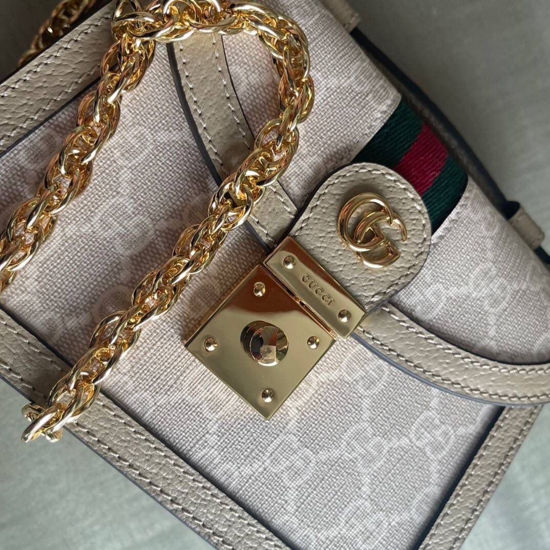 独家特级正品 g696180：尺寸：17.5136cm!全新时装系列用色彩讲述动人的故事。gg supreme帆布是品牌的一款代表性面料，其灵感源自30年代的典藏设计。经典米色和乌木色设计经焕新演绎后，呈现为米色和白色的清新组合。🔥🔥