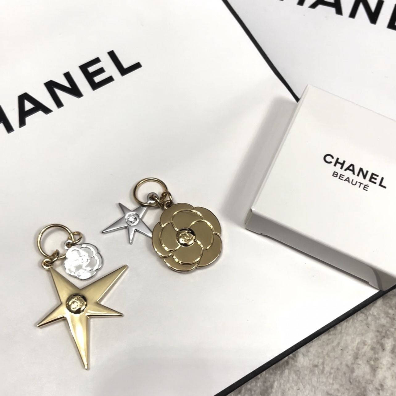 ✨可以Diy項鍊痛同耳環😍 Chanel 香奈兒 限定星星&經典山茶花吊飾 一盒兩個套裝（不含項鍊和耳扣）