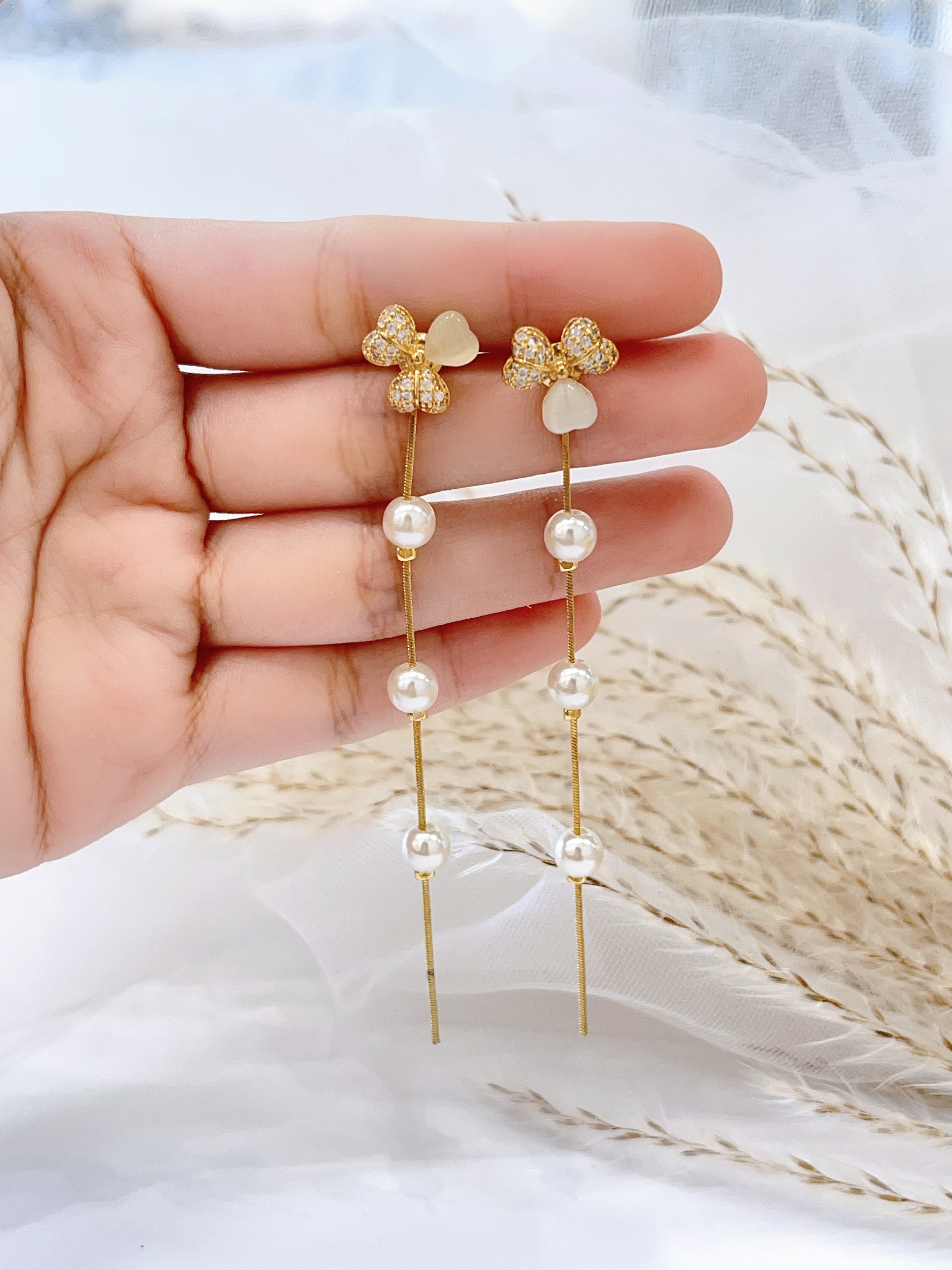 猫眼石镶钻花瓣珍珠耳环