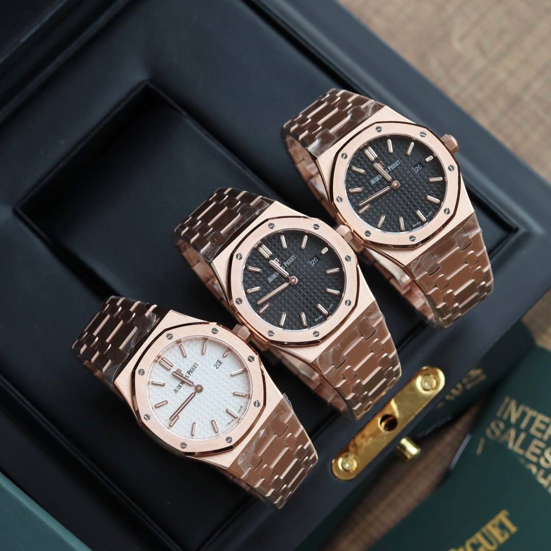 🚀原单AUDEMARS PIGUET爱彼 皇家橡树系列67女士石英腕表 独家原版拆解开模 所有配件均可原版互换使用，搭载原装瑞士F04111石英机芯。走时精准！全程CNC打磨，多次校对调整版型，棱角分明。表壳直径33MM,多边形状表圈与表壳精密相合，表圈以六边形螺丝栓固定在表壳上（圈口镶嵌精美施华洛世奇钻，璀璨夺目）表带链节精致规整，链节经过上百次细致的打磨处理，呈现出完美的纹理。折叠式表扣开合简单，佩戴方便。腕表表耳处呈弯折状，可以保证腕表与腕部更加贴合。表盘镌刻“Grande Tapisserie”大方格纹装饰，搭配荧光立体时标和皇家橡树指针，宽大的指针和时标让读时简单清晰。三点位置日期显示窗口，以阿拉伯数字显示。腕表为密闭表底，表底上镌刻皇家橡树系列的英文名称“Royal Oak”字样✨🔥