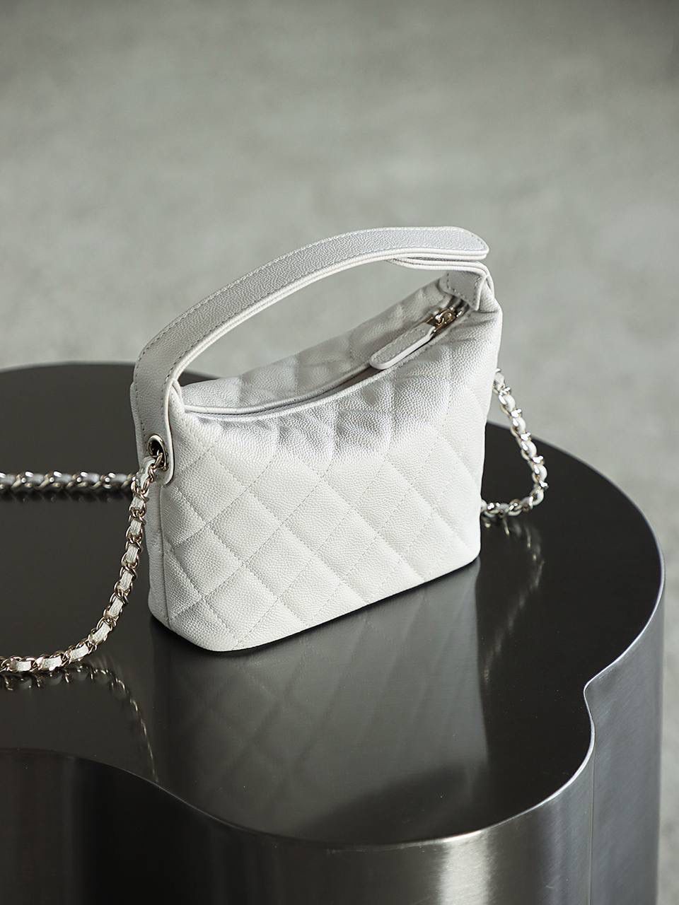 25C飯盒包鑒定版👜 一包一碼 支持全球鑒定查驗身份證原廠專G Haas皮料過關清單資料可査詢 手提飯盒包是這季25C的早春爆款 很實用日常的一隻包 爆款是有原因滴 因為好看又能裝 少見的鏈條居然還能拆卸，還可以肩背或者手拿。 五金：厚镀14k五金 皮料：Hass中球小牛皮 尺寸：21.5*19*6cm