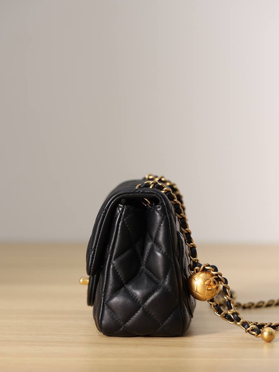 Chanel金球方胖子👜💞 经典金球系列 欧洲独家渠道货 经典的盖口包采用欧洲原产进口的羊皮和进口原厂纯钢顶级五金材质，内里也是采用原厂进口的羊皮，所有托料都是原装进口的，手感和专柜的一模一样✅ 手感细腻，洋溢着ZP质感，嫩的如刚出生的婴儿皮肤，非常的香，性价比也是非常高 简单又大气，每个女生都想拥有的一款心仪的包包，喜欢小香家的包入门级必买的bag❤️‍🩹 尺寸:19cm x 13cm x 6cm