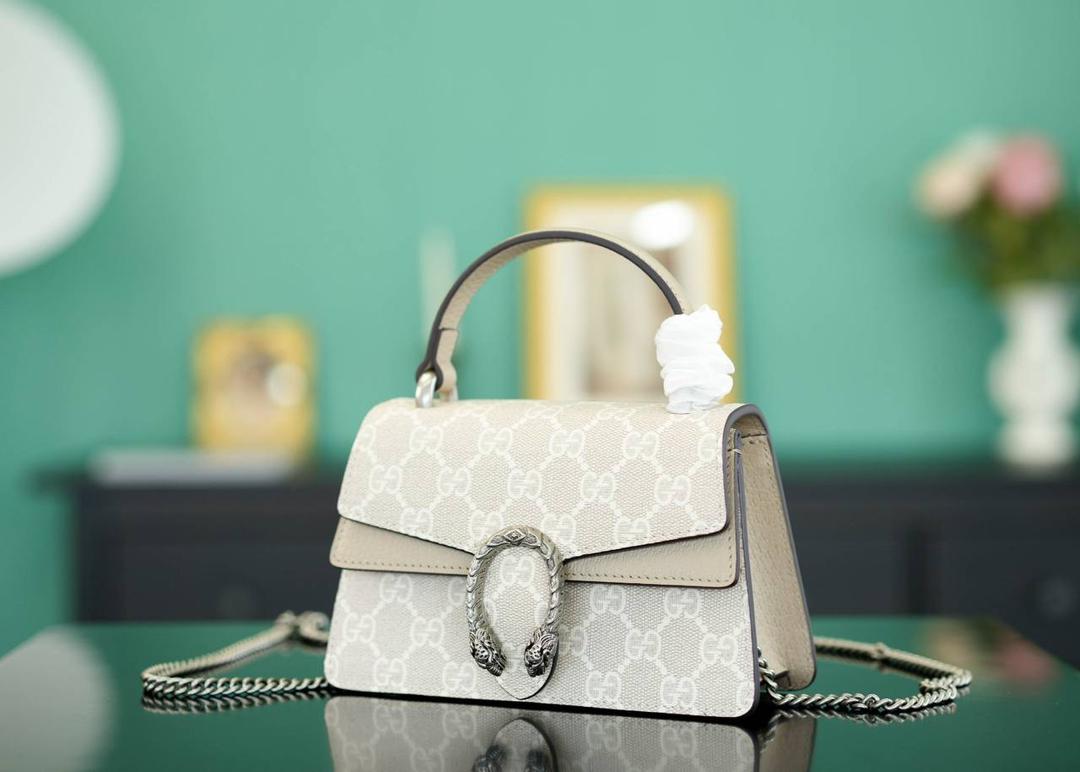 🥯Dionysus系列迷你手提包 燕麦色18cm 正品售价¥15.000 独家原厂皮发售 限量级别 酒神家族再添小可爱 新款迷你手提酒神，说是小废包吧，其实也还蛮能装的 小小一只，既能手提又能肩背 官方款号 752029 尺寸：18x 12x 6