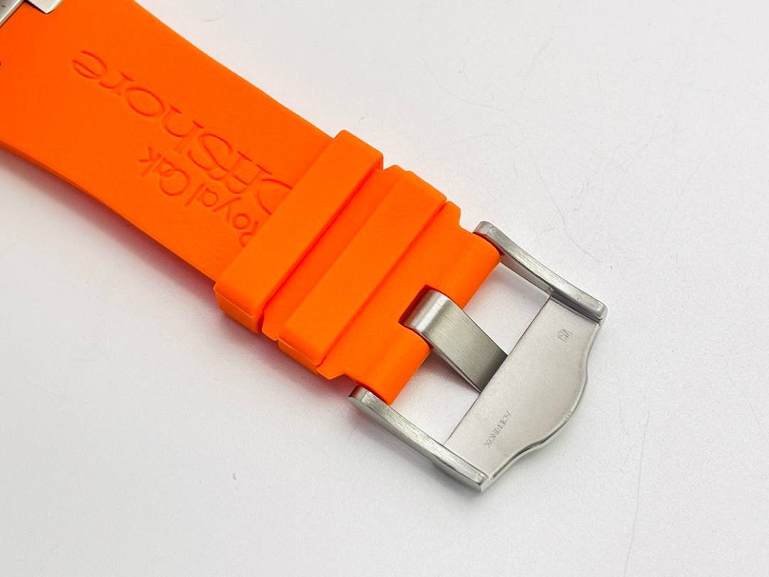 爱彼A P皇家橡树系列水果腕表！ 型号：26703 跑秒计时自动机械男表！搭载原版cal.3124机芯 直径：42MM！ 1⃣️表壳材质选用的904L精钢，经过CNC一次成型锻造了42MM的表径，表壳在经过拉丝工艺多次打磨抛光后做到了无懈可击，包括螺钉也一致还原！ 2⃣️表盘字面格纹错落有致，立体感很强。刻度线粗细程度以及长短均与正品保持一致。条钉时标内部填充超强夜光材料。两组小圆盘对称分布，就像两只小眼睛。盘面内有一圈一圈的放大环，细节处理很到位。 3⃣️橡胶表带表面的磨砂质感很强.采用无味不沾灰尘的进口橡胶，只为提高佩戴的舒适感！ 4⃣️前后玻璃都采用蓝宝石水晶镜面玻璃，镜面通透性也很强。这款腕表采用3124机芯，做到了外观和正品的极其相似，走时精准稳定！