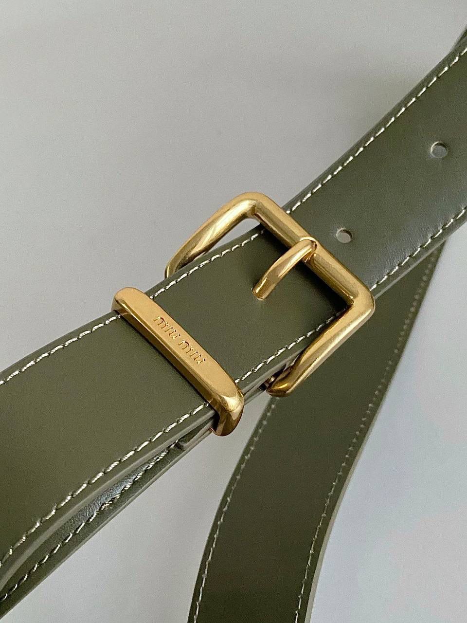 🈶橄榄绿| 肩带款 𝗠𝗶𝘂𝗠𝗶𝘂23秋冬公文包 比经典老款多了一条长肩带 斜挎手拎更加实用，直接翻红啦！！ 看似一样，实际尺寸上有轻微小改 但差异不大，整体也比老款要薄一点 斜挎起来更有轻盈感，不会显得太笨重 近两年miu水涨船高，爆款制造机 出什么火什么，杀疯了已经，都去冲 一整个甜酷少女感路线，赢麻了！！ 23×34×10cm，#F0020m