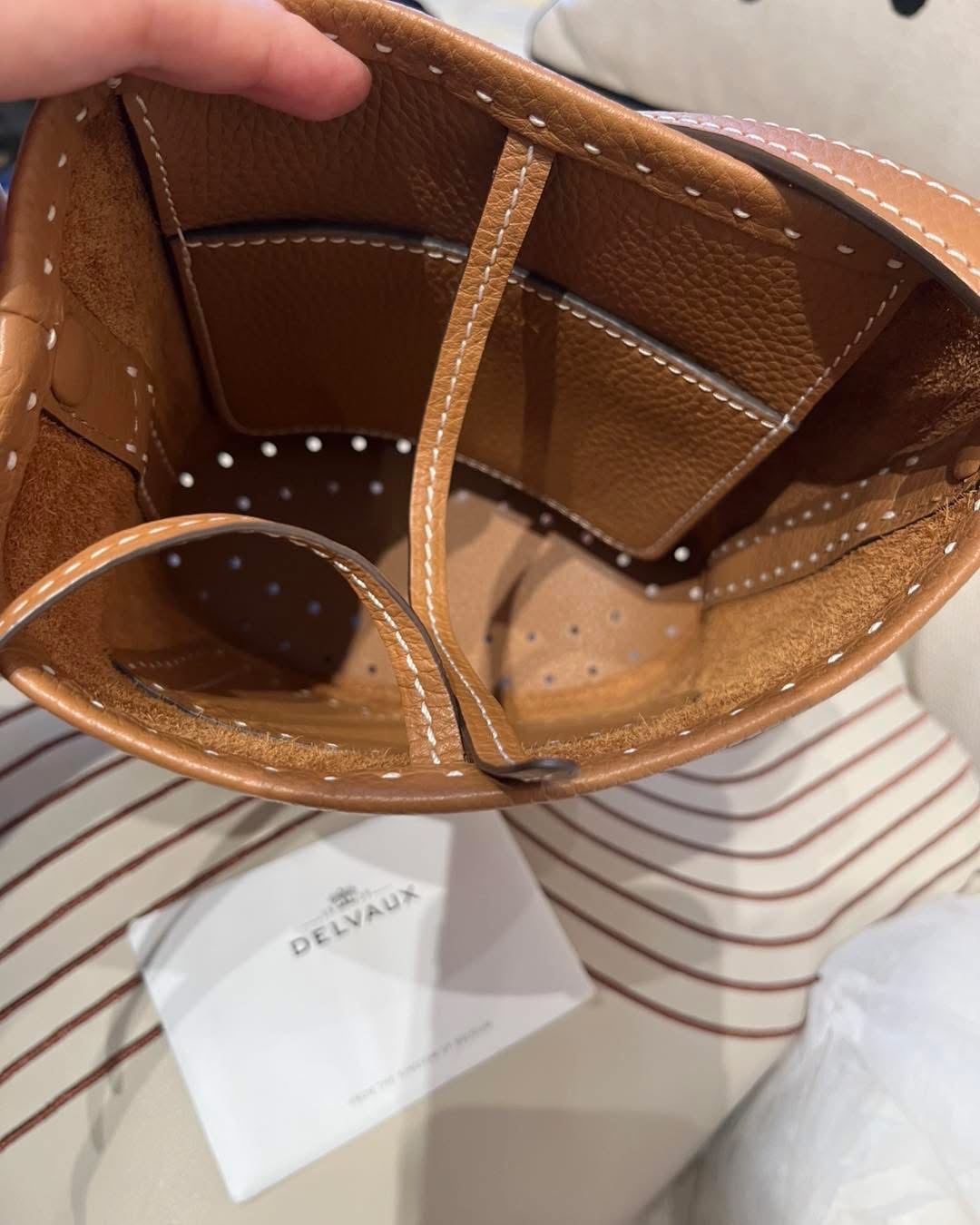 Delvaux pin daily Surpiqué Taurillon Soft 100%Authentic,98%new  ✅證書✅dust bag✅盒 ✨專門店售價 $2 萬幾  