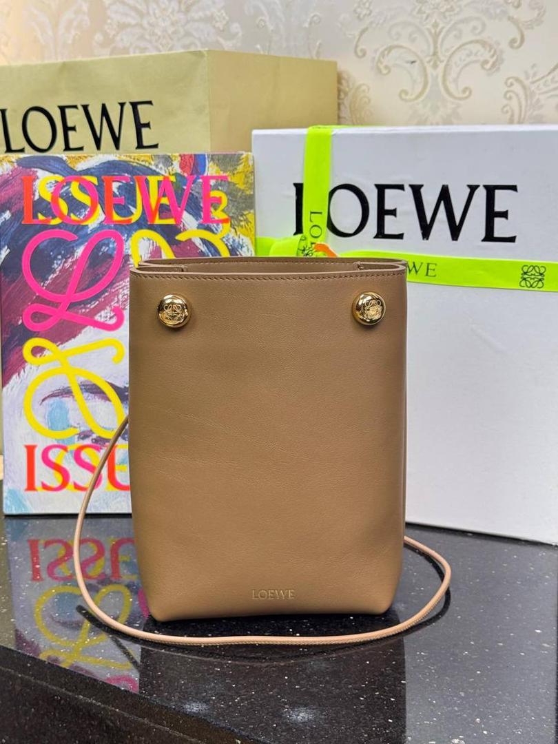 全新𝗣𝗲𝗯𝗯𝗹𝗲手机包4️⃣色到货💕 【市场最顶级品质•全钢五金♥️】 尺寸：𝟮𝟭.𝟱-𝟭𝟳-𝟳𝗰𝗺 编码：652406 【独家背景➕独家品质➕独家包装•给你最好的品质】