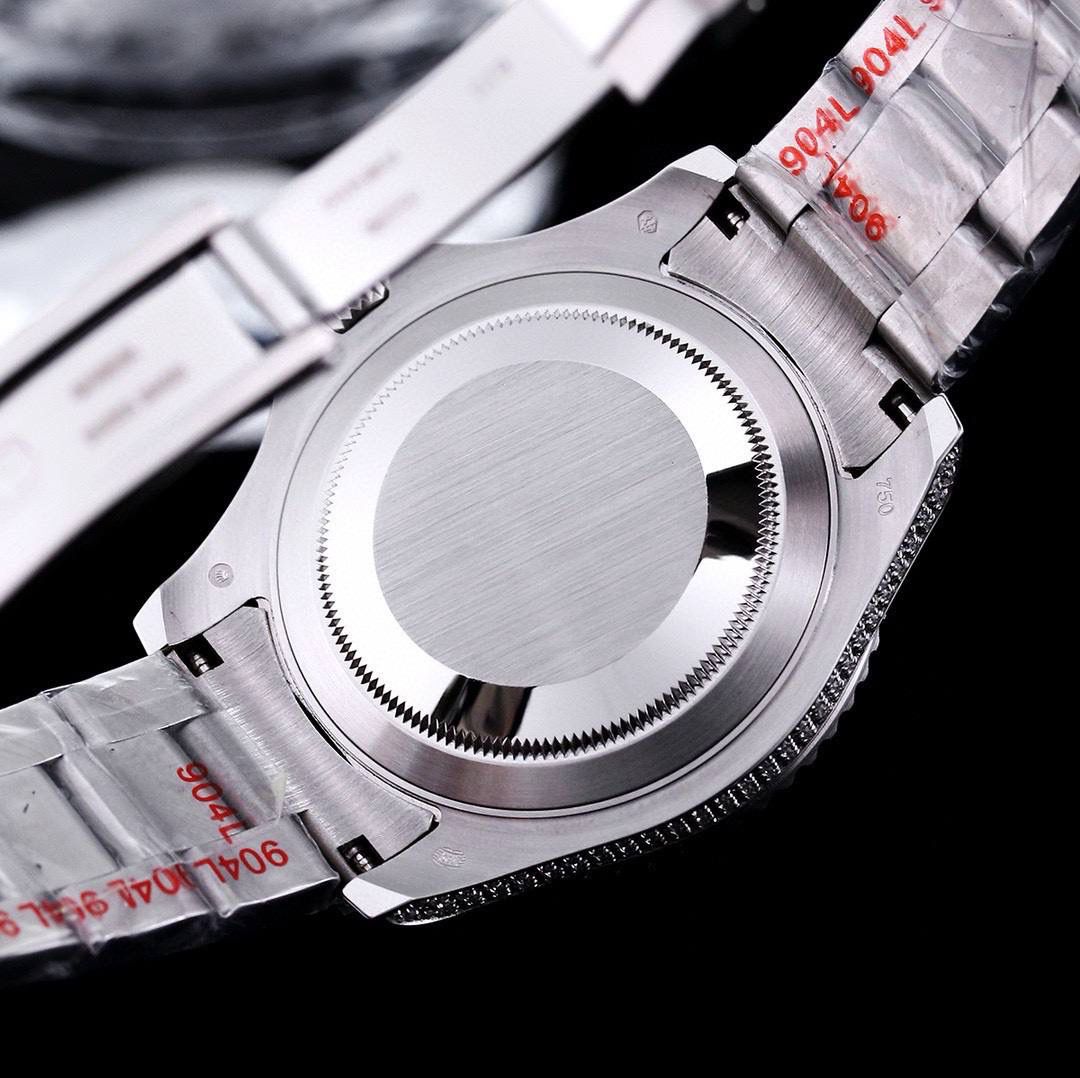 【 ROLEX 】劳力士 全球限量宝石款-游艇名仕型，美学上推迟了极限，在这款表上您可将对珠宝和瑞士腕表的喜爱合二为一。表圈、表壳、表扣都镶满施华洛世奇美钻！行走的艺术品，身份与地位的象征，气场一目了然！实物惊艳！爱不释手❤️ 【机芯】采用象征着劳力士的灵魂蓝游丝3135全自动一体机，性能极为稳定。 【表壳】腕表尺寸40mm 每一细节做到一比一完美复刻。 【表带】采用904L精钢材质锻造，表带为经典的蚝士造型、表带两边拉丝工艺中间高抛光，表扣与原装一样双重保险扣、表扣刻字清晰可见.(另附赠一条胶表带） 【镜面】蓝宝石镜面。超强夜光字面，字面颜色更细腻做出了与正品一致的视觉效果！ 🍻上手震撼尊贵非凡。您值得拥有！