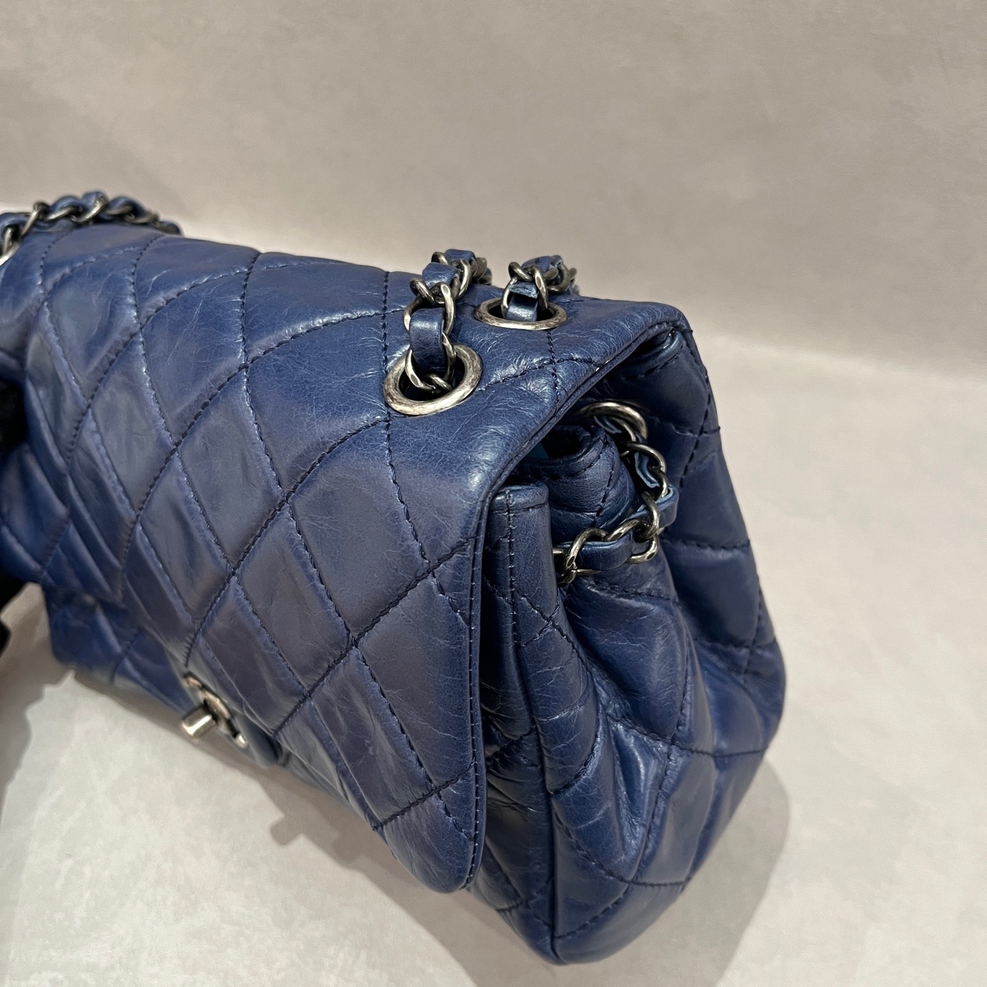 【預訂貨品】Chanel 15C油蠟皮深藍色斜孭袋