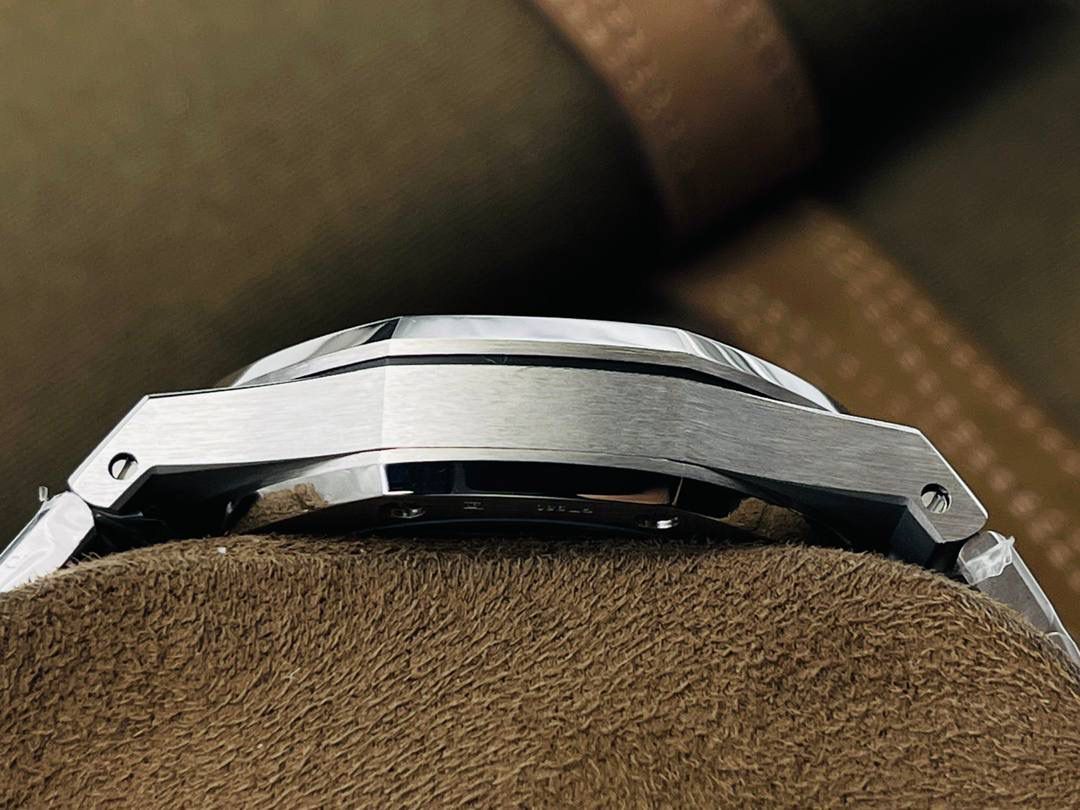 爱彼A P皇家橡树陀飞轮精品腕表 升级细节🔥 1⃣️独家订制Cal.2924机芯，动力储存68小时！ 2⃣️腕表依旧保留的八角形表圈、标志性的六角形螺丝以及经典表带！ 3⃣️皇家橡树系列超薄陀飞轮腕表在经典的“Tapsisserie”格纹上进行再度创新，形成了新的格纹“Tapisserie Evolutive”！熟悉又陌生的表盘格纹装饰带来全新观感，成为这款腕表的点睛之笔。 4⃣️表壳直径为41毫米，厚度为11.2毫米！