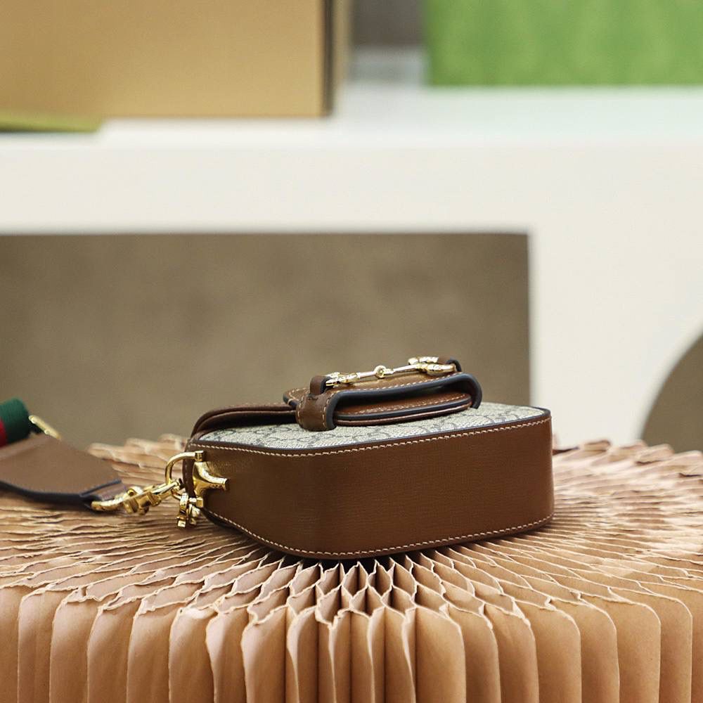 𝐇𝐨𝐫𝐬𝐞𝐛𝐢𝐭 𝟏𝟗𝟓𝟓 𝐒𝐮𝐩𝐞𝐫 𝐌𝐢𝐧𝐢 #699760#原厂皮 YY#600 ▪️尺寸：12*9*4cm▪️ 超迷你小废包小可爱𝟭𝟵𝟱𝟱家族新成员， 超香定律一眼被种草了，大火的𝐇𝐨𝐫𝐬𝐞𝐛𝐢𝐭家族推出小废话超迷你的造型，在设计上颜值也是走心了，没有任何马虎的设计元素，拥有两条可拆卸的肩带，随意凹小可爱，容量确实不大，但是足以满足装可爱就够了！💕💕