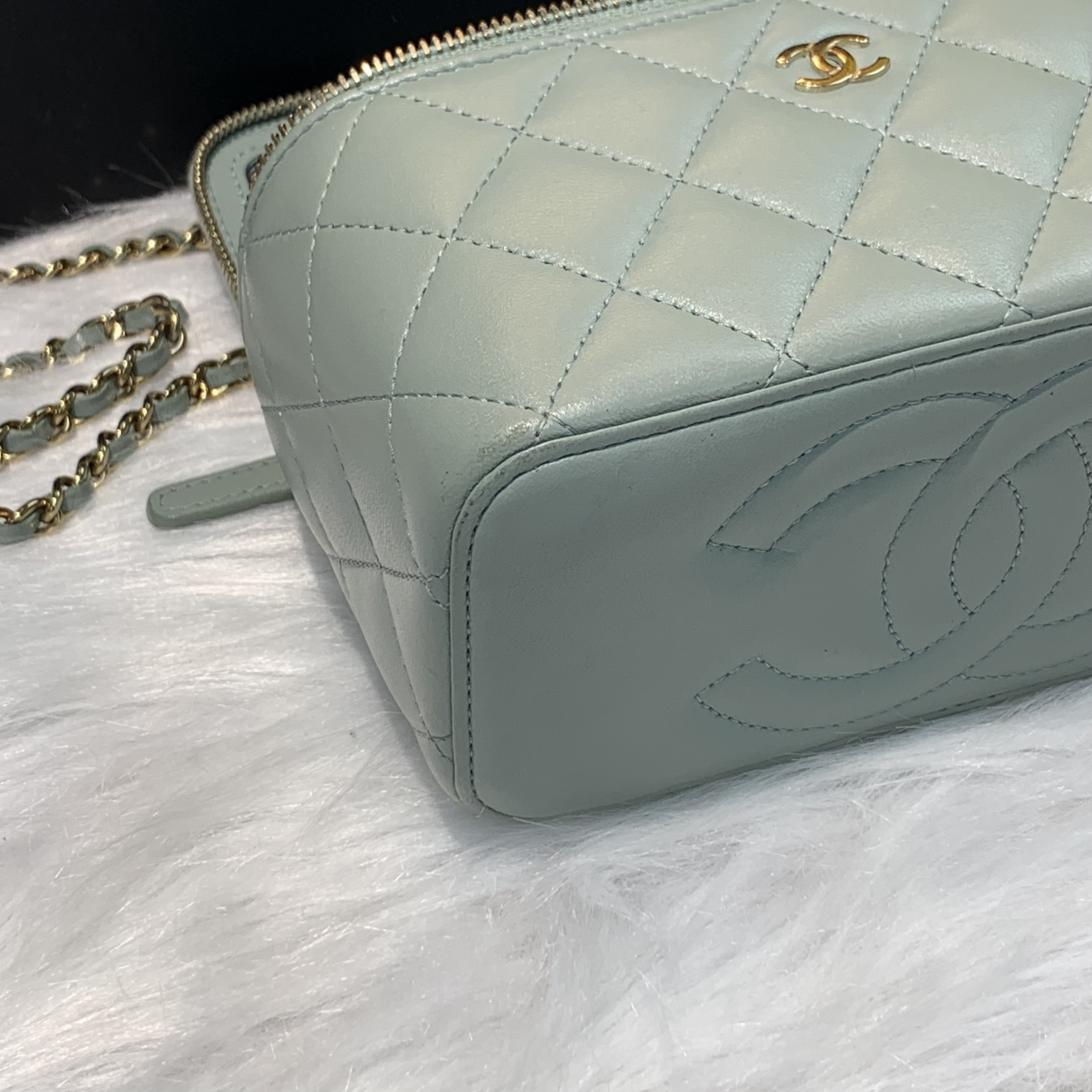 Chanel 淺色系淡灰色羊皮金扣化妝包 馬年開運顏色系列之一🩵