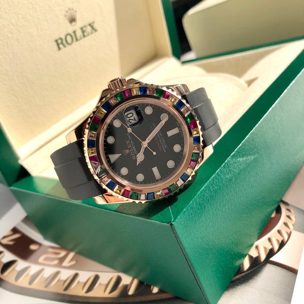 【经典名仕 一劳永逸】劳家爆款游艇名仕型系列m116695SATS男士腕表40mm糖豆游艇出货，继续秉承AD家族优质特色、独家出品一表一码，三码合一 【机芯】搭载AD专注而制0️⃣返修、💯全新原装西铁城8215全自动机械机芯，走时精准，性能优异，动力储备高达48小时 【表壳】316L精钢表壳 高端同步防指纹[强]圈口采用施华洛世奇水晶彩钻，原版同步双向旋转，完美呈现与原版一致的弧度、光泽，超强高密度矿物质玻璃镜面，精致的做工完美秉承原装的潜水游泳🏊‍♀️性能 【字面】大厂同步超强夜光，夜光刻度、表针无瑕疵斑点、晶莹剔透，细节同步正品，内影圈刻字清晰，字体匀称 【表带】采用进口硅胶原版同步胶带搭配316精钢可调节表扣