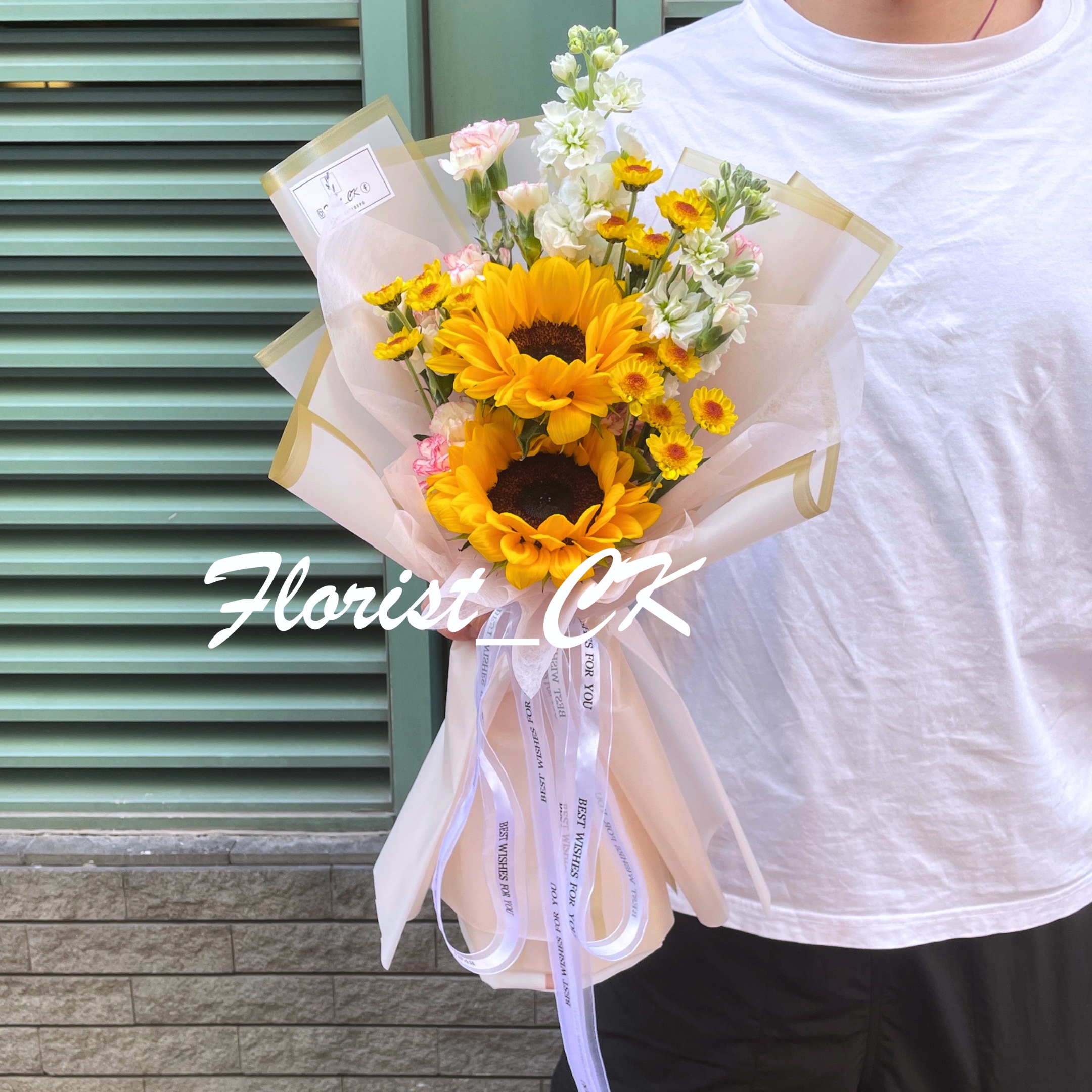 【2026 畢業鮮花推介】Solène Grace 金邊玫瑰粉花紙款｜向日葵鮮花花束 (預訂款)