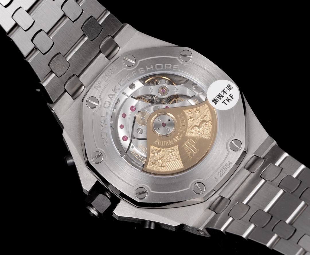 TK Factory皇家橡树离岸型26400/26238/26470系列正式登场！款式最全，做工最好的爱彼计时款腕表来了，有做工好的顶级货，廉价的小厂货就别去考虑了！ 1，机芯采用12位小秒的定制版3126计时机芯，完美还原原版所有功能。经过精密打磨，大大加强了其稳定性。 2，其中碳纤维系列表壳采用全新碳纤维复合材料——「Carbon TPT® B.4」打造，这种高科技材料比常规 Carbon TPT® 密度提高4%，纤维硬度提升15%，树脂强度提升30%，材料结构经过各项异性优化，保持轻盈同时无比坚韧，提供迄今最强的抗冲击性能。 3，字面颜色均采用目前最先进电镀技术，非几年前的简单喷漆技术。每一个巧克力格纹装饰，通过CNC级别打磨，无限接近原版。 4，同步原版搭载微微活动头粒，胶带采用进口氟橡胶材质，皮带采用美洲鳄鱼皮材质，更加耐磨耐造。