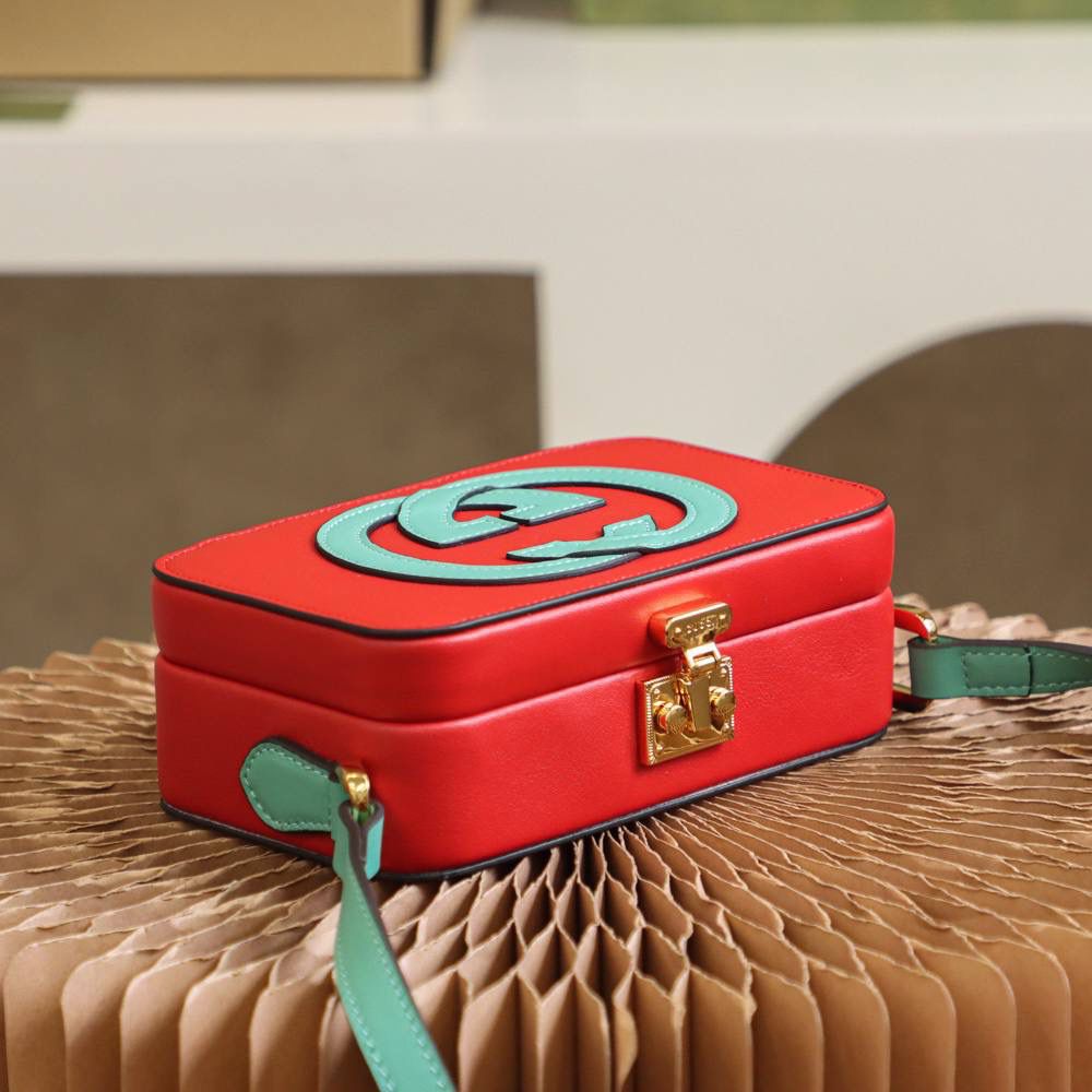 ▪️ 𝙂𝙂盒子包 高级感撞色设计#658230#▪️ ✔️尺寸：17*10*5.5cm 小古新品𝙂𝙂撞色设计盒子包， 这一届的新品太让人眼前一亮了， 撞色的设计搭配盒子包造型， 自带可爱少女气息，竟然附带一丝复古元素！ 盒子包造型搭配经典的𝙋𝙖𝙙𝙡𝙤𝙘𝙠系列锁扣， 可爱的元素搭配经典的搭配融合得恰好！🌈 爱了，双𝙂增添了当代时尚格调！