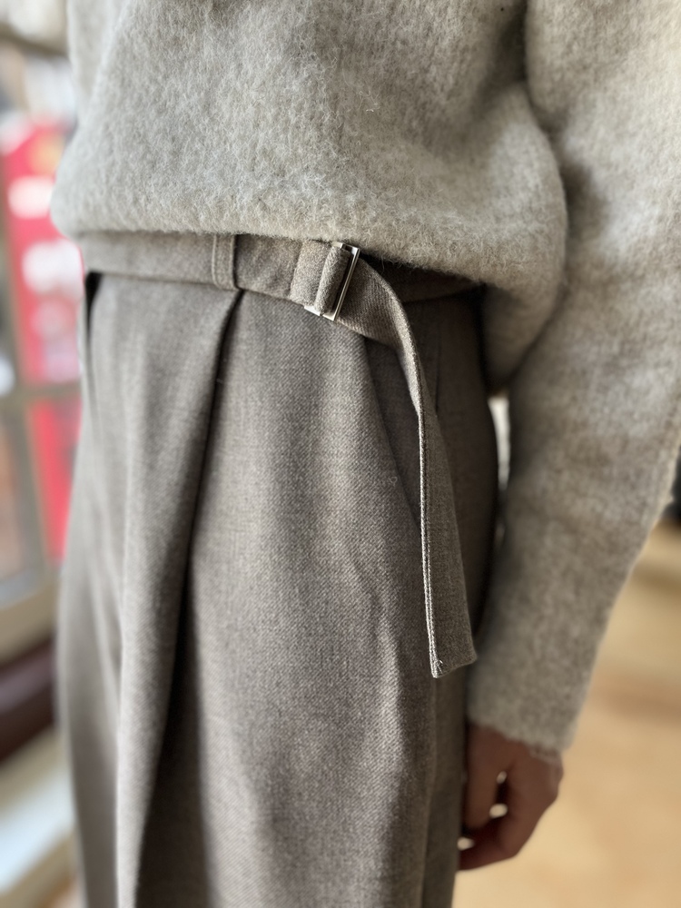 Warm-Tone Buckle Drape Slacks (Oat)