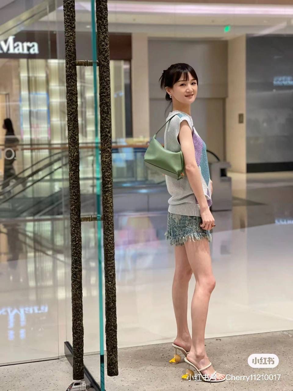 * 小号纳帕牛皮 𝐂𝐮𝐛𝐢 手袋👜 颜色：竹青绿 尺寸：21-17-13cm（中部最宽24cm） 编码：062207 Cubi手袋是一款宽敞的手拎肩包，带有牛皮革底座和柔软的包身。拉链头上的心形骰子五金🎲。肩背或手拿*可调节肩带*拉链封口，牛皮革拉链头*内部插袋*人字纹棉纺布内衬里*Anagram压纹