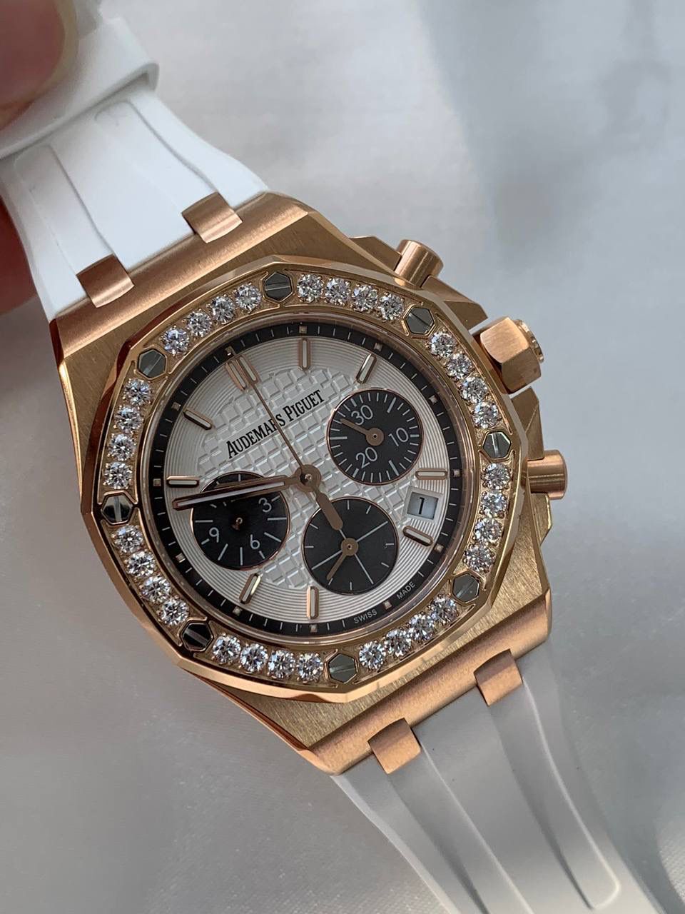 爱彼女款、小红书爆款，喜欢大表盘的女生、必备款，表盘37MM、蓝宝石防刮花玻璃，316精钢表壳、纯手工镶嵌32颗莫桑钻、搭配瑞士多功能石英机芯精准走时，表带采用进口橡胶工艺，佩戴舒适不过敏、折叠扣设计，佩戴便捷，数量有限，先到先得，多种色系，穿搭任选！