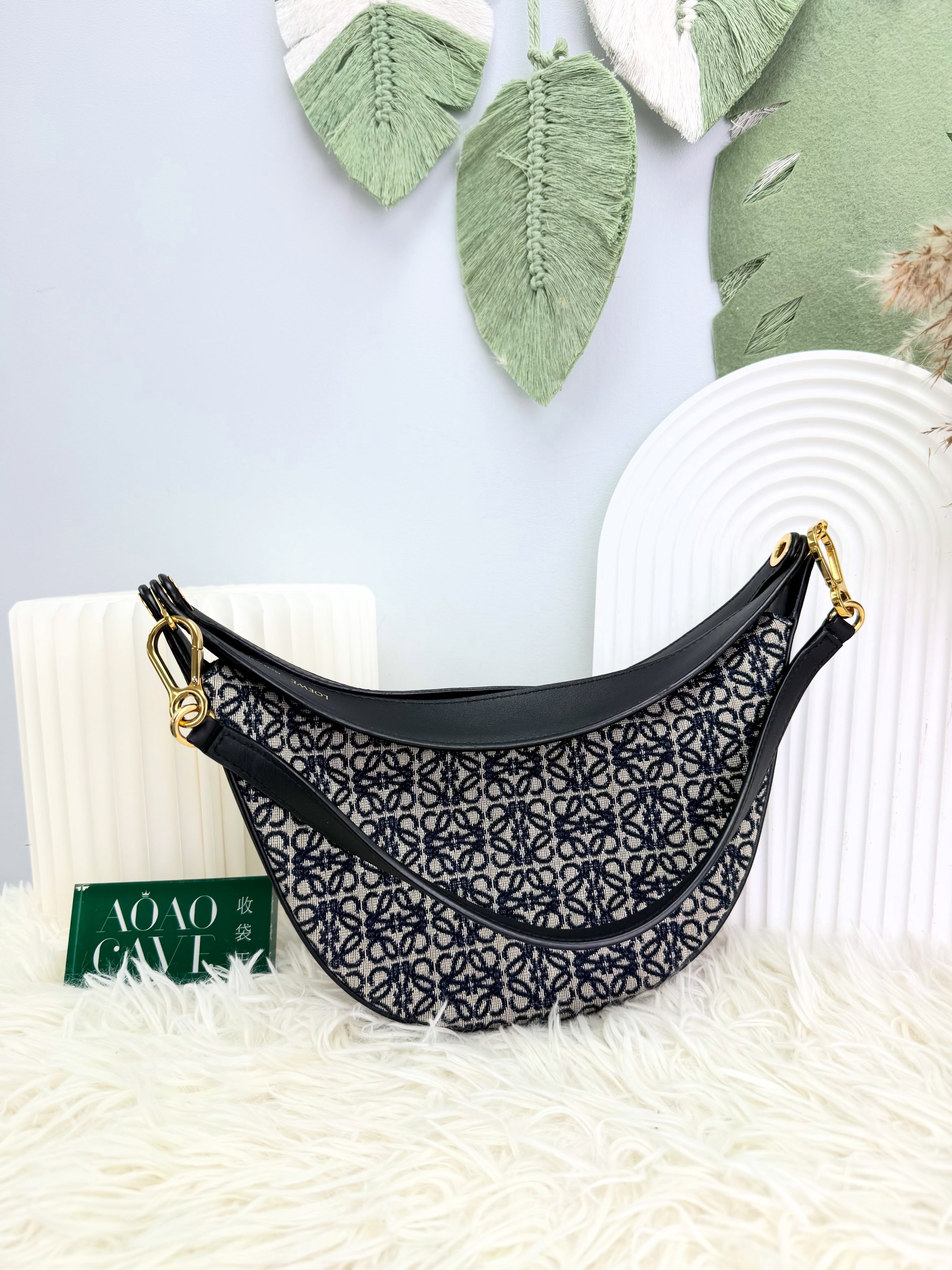 Loewe👜 PRE OWNED 🛍️黑色老花刺繡 Luna半月包 Small Anagram🖤 