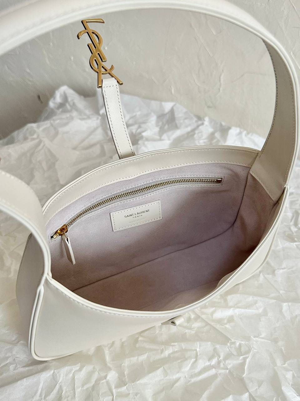 ys1 le5à7 光滑牛皮腋下包鳄鱼纹🐊 没找到他们家出的包包越来越极简主义 线条流畅，没有一丝一毫多余的废话 包身正面的一个logo说明一切 能留下来的都是这种简单款 日常最好搭配的也是这种 头层牛皮不仅光滑 皮感摸起来还有一点点韧度 内里搭配了我最爱的麂皮 真的是里里外外都非常打动人🖤 我的私心强推！ 23×16×6.5cm651350m