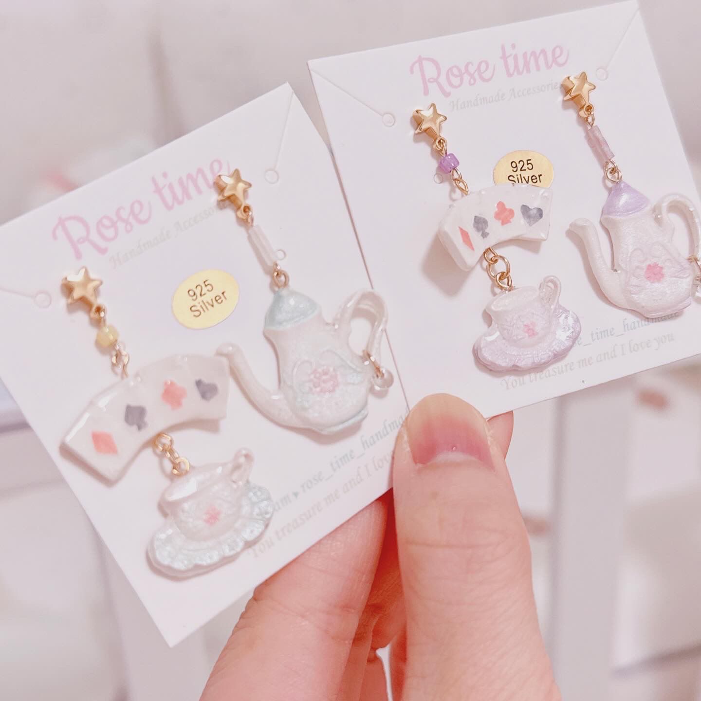 ᴿᵒˢᵉ ᵗⁱᵐᵉ ʰᵃⁿᵈᵐᵃᵈᵉ7️⃣週年 #3月31日-4月2日半價飾物 🈹  愛麗絲甜甜下午茶系列 耳環 兩色入🩵🩷