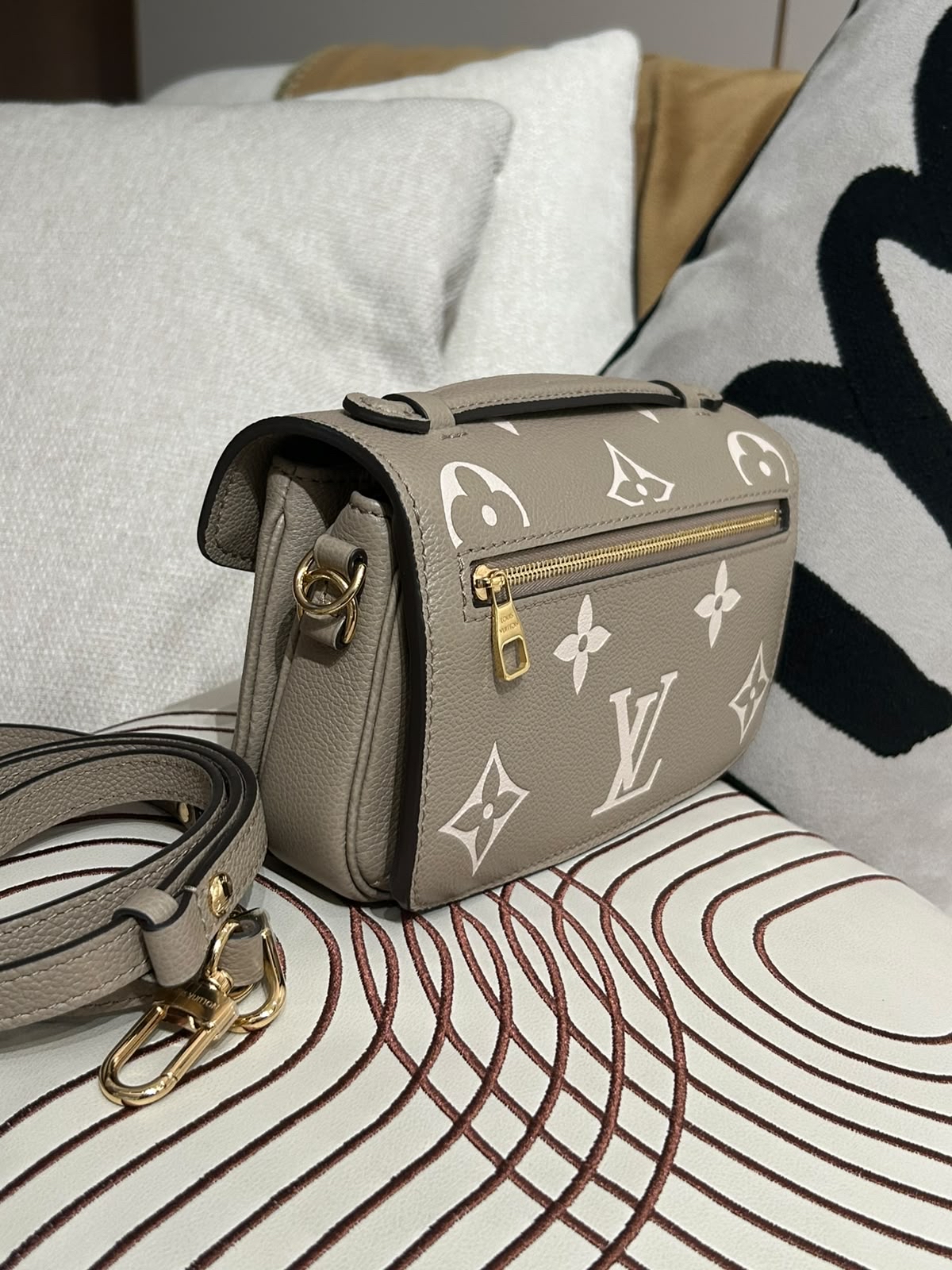 Lv Metis east west 100%Authentic,98%new ✅dust bag  