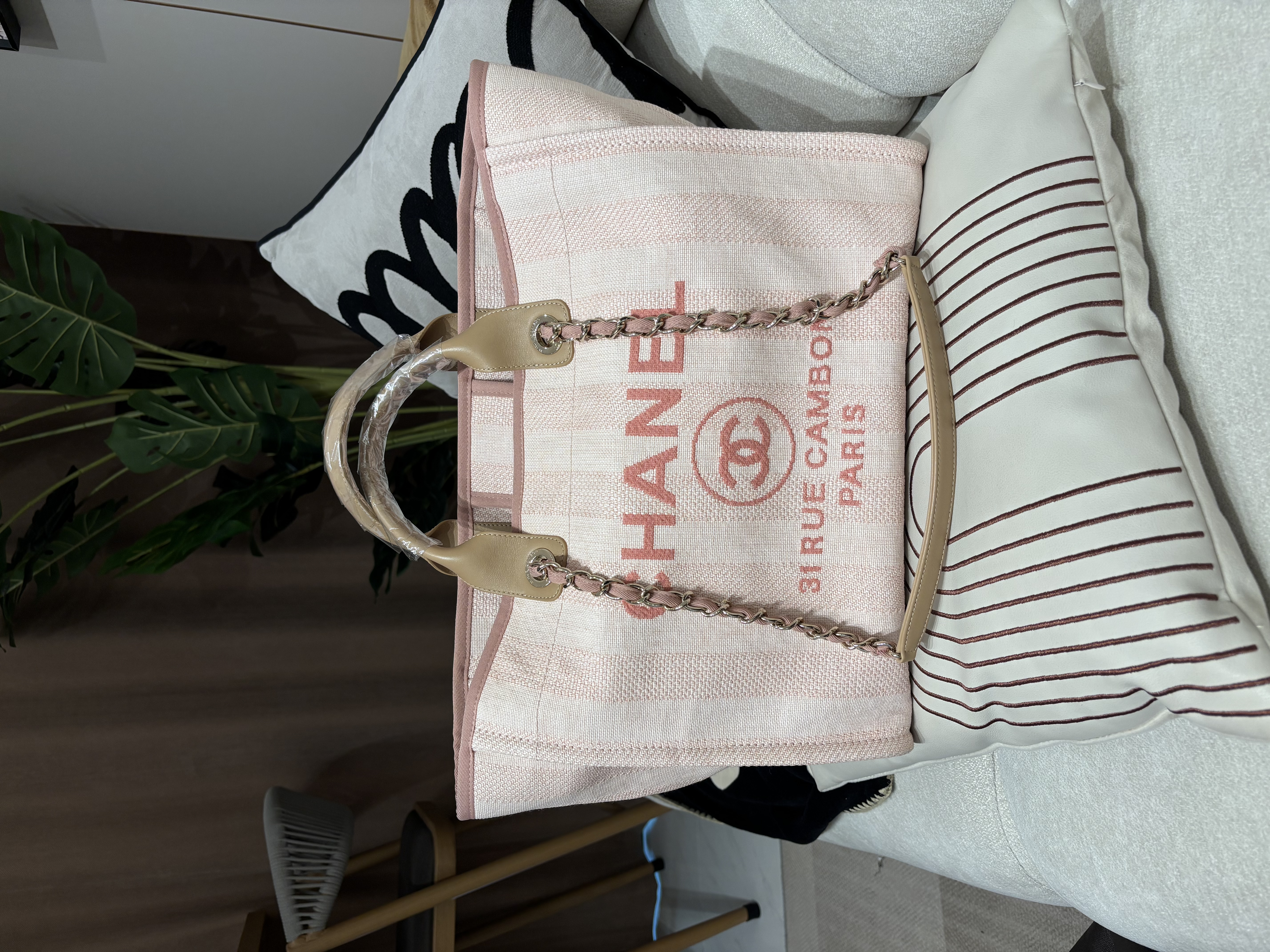 Chanel deauville tote bag with handle 100%Authentic,98%new ✅專門店收據✅29 card✅dust bag