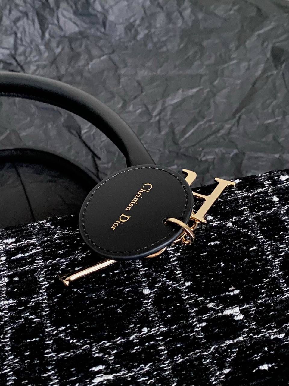 🈶粗花呢中号 𝗗𝗜𝗢𝗥 𝗯𝗼𝗼𝗸 𝘁𝗼𝘁𝗲24早春 去年12月入的原版开发面料 历经万苦反复调试好多遍，终于等到 工序繁琐多股线绣黑白粗花呢藤格纹理 真是一分钱一分货了，高成本低利润💰🥹 带着十分的诚意开发的这系列 那种低调高贵气质就很抓人，喜欢死了 我个人觉得比小香的花呢更年轻化 金色字母吊饰点缀恰到好处啊 也越来越多人爱背大包真正的无性别之分 可以背的大托特，简直不要太棒🤟🏻 36.5×28×17.5