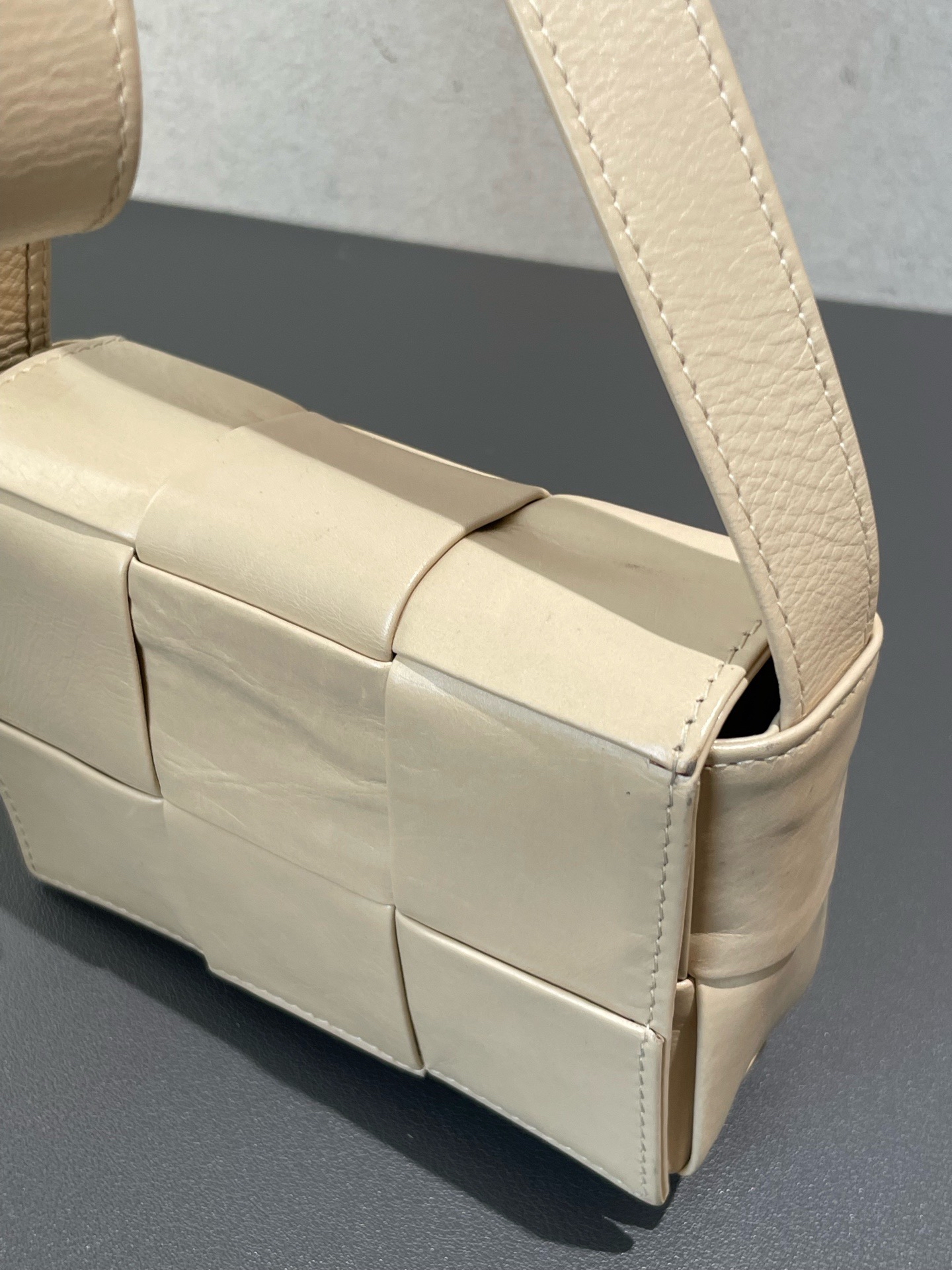 【預訂貨品】BV Candy Cassette六格米黃色編織包 