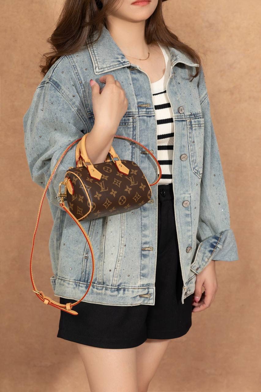 LV 枕头包🎀 这款 Nano Speedy 枕头包， 真的一眼就会被迷到 😍✨ 是 真正原厂级品质，ZP 正品级， 从材料、五金、车线到油边， 全部都用 正品级原材料，质感很稳很放心 👍