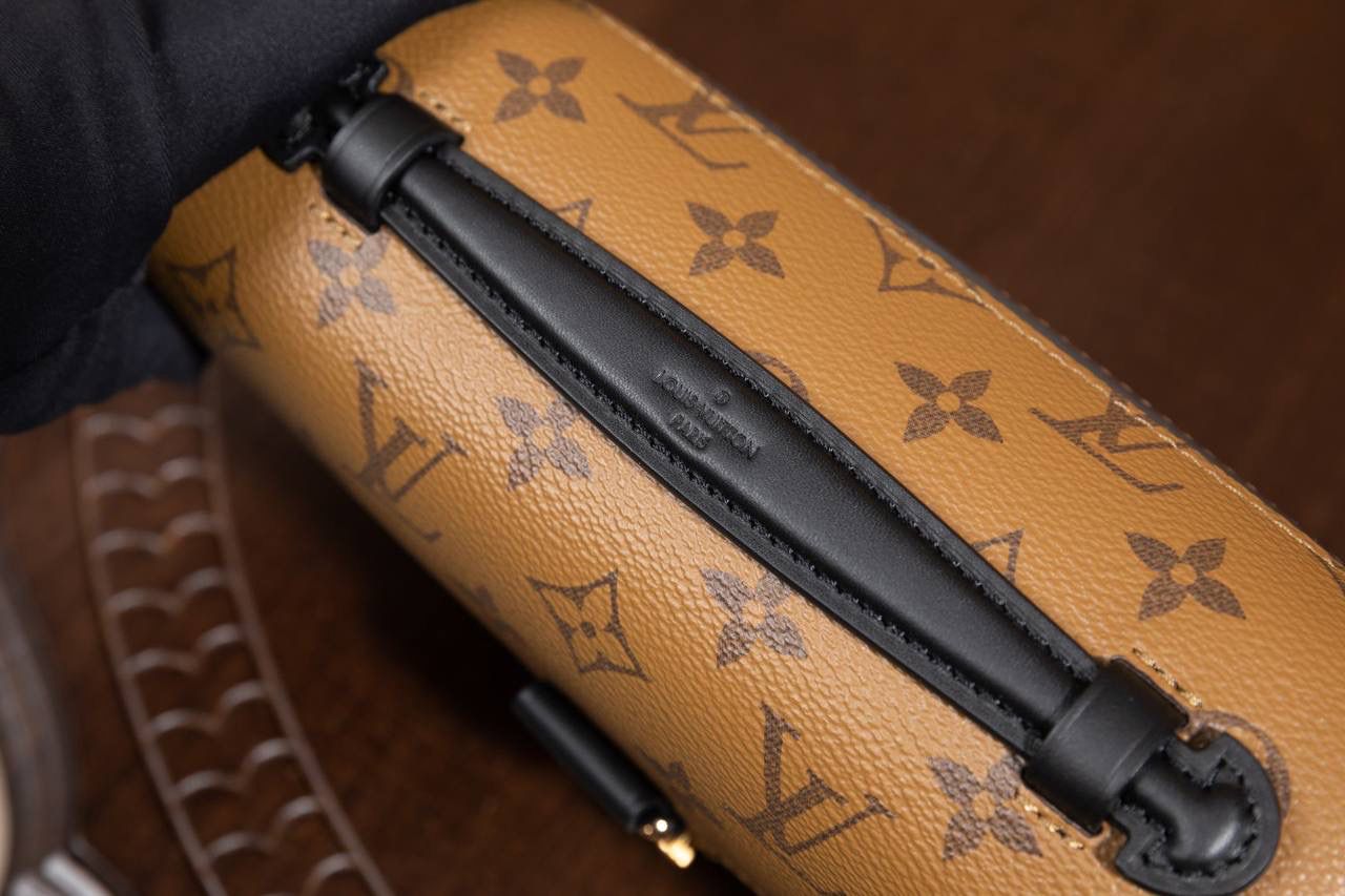 LV小邮差🎀 用的是 A+ 级全钢五金，亮亮的很有质感；再加上进口高弹面料，摸起来舒服，有弹性又有光泽，真的很加分咯 ✨ 渠道货包装，简单大方不浮夸。尺寸 21.5 × 13.5 × 6cm，小小一只但很实用，出门背刚刚好 👜