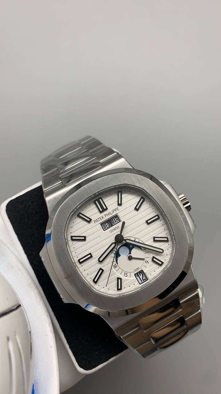 百达翡丽 Nautilus 5726/1A-014 年历月相显示自动机械男士腕表