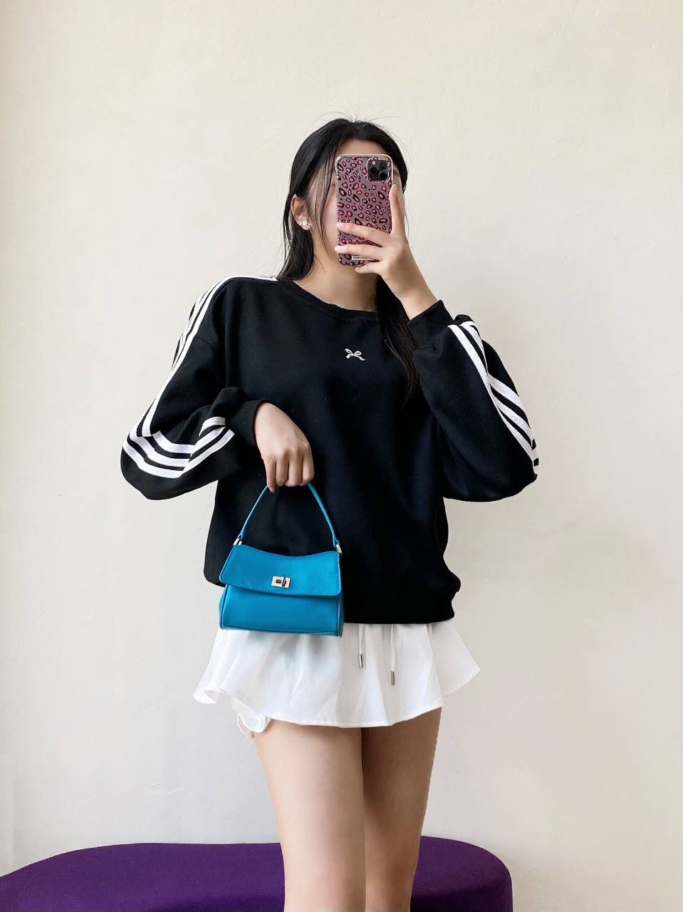 爆款🔥仅剩少量❗️ ba1enciaga rodeo nano 蓝色🩵 巨巨巨可爱的小rodeo 有没有拒绝不了包包变成小废包大小的姐妹！ 真的超级无敌cute，尖叫中～～ 但是，我想说的是，人家可不说小废包 它是可以装下iPhone pro的超实用mini bag📱 (plus不行哈🙅🏻‍♂️) 手提着出街就像拎着个小挂件 还有链条肩带可以肩背⛓ 家里有小千金的话 mini包还能和宝贝女儿共享🩷🩷 画面不要太治愈☺️☺️ 必须zp开发的啦，所有细节正确且对版哈！ 16×9.9×4.5cm819429m