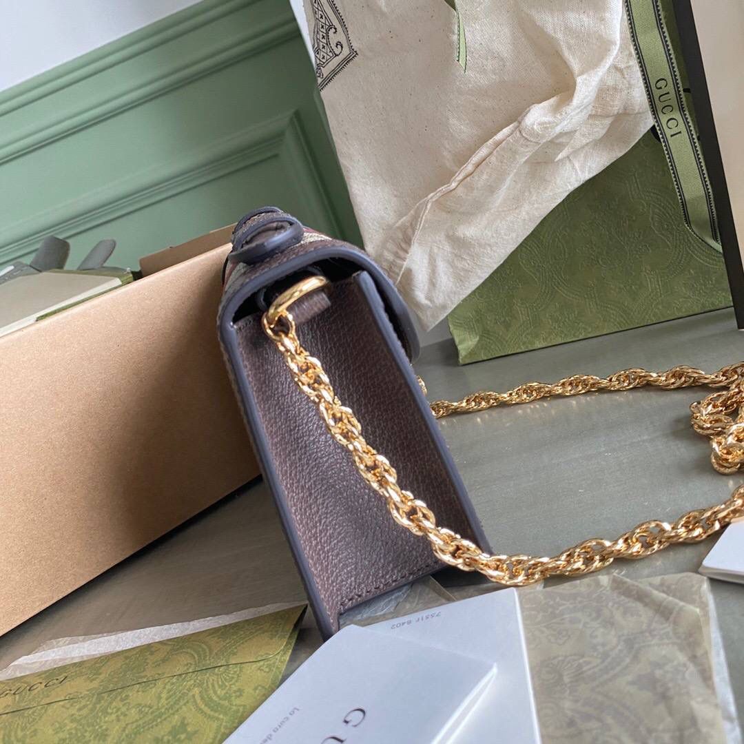 独家特级正品 g696180：尺寸：17.5136cm!全新时装系列用色彩讲述动人的故事。gg supreme帆布是品牌的一款代表性面料，其灵感源自30年代的典藏设计。经典米色和乌木色设计经焕新演绎后，呈现为米色和白色的清新组合🔥🔥