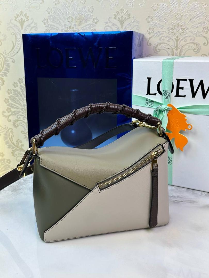 🎈最新编织手腕𝙋𝙪𝙯𝙯𝙡𝙚 ——【月桂绿拼】 尺寸：𝟐𝟒-𝟏𝟎.𝟓-𝟏𝟔.𝟓𝐜𝐦 编码：062405 ♥️以罗家经典几何设计，搭配独特的编织手腕，人字纹里布。 ♥️容量大，经典百搭，可拆卸肩带，有单肩，斜挎，手提等多样化背法。随性时髦洒脱，实用性强。 ♥️独家背景➕独家品质➕独家全套砖柜礼盒套装，市场高端品质皆在我手✌🏻