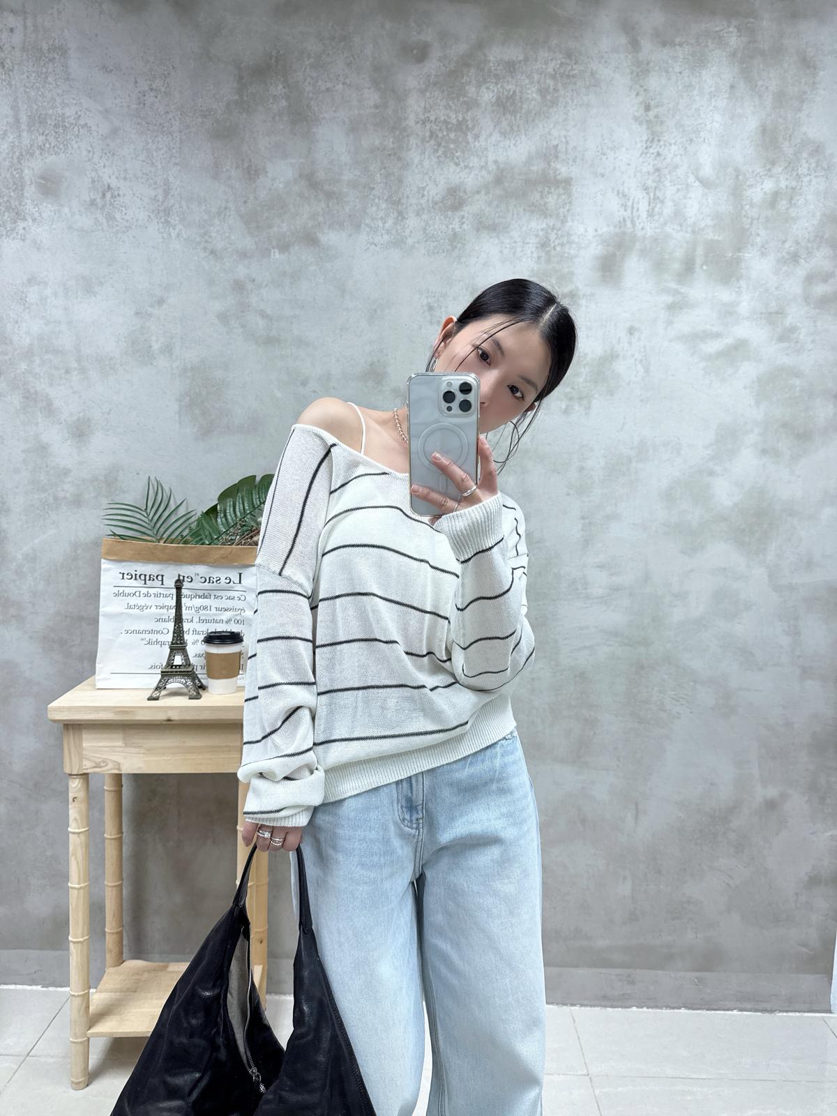 D07 V領橫間薄線Top