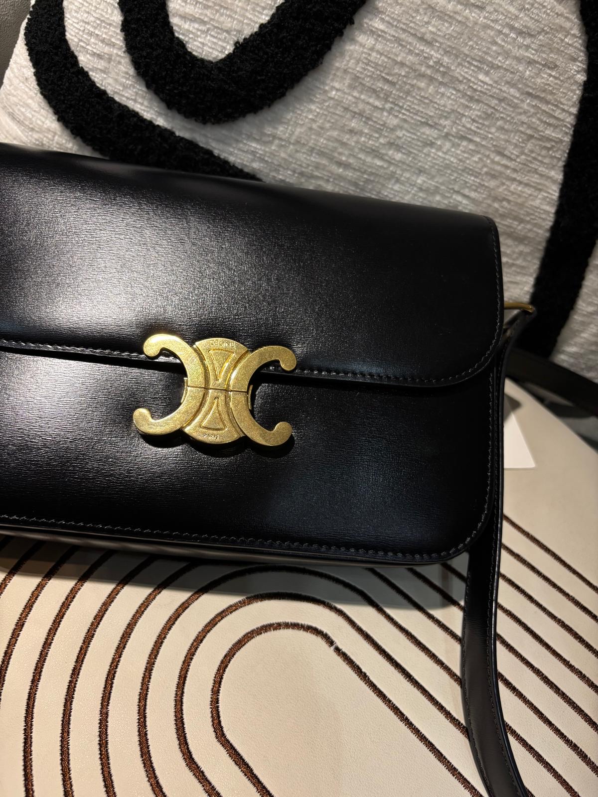 Celine CLASSIQUE TRIOMPHE 黑金凱旋門 medium box flap W22x15.5x6cm  100%Authentic ,98%new  ✅tap booklet ✅dust bag✅box 