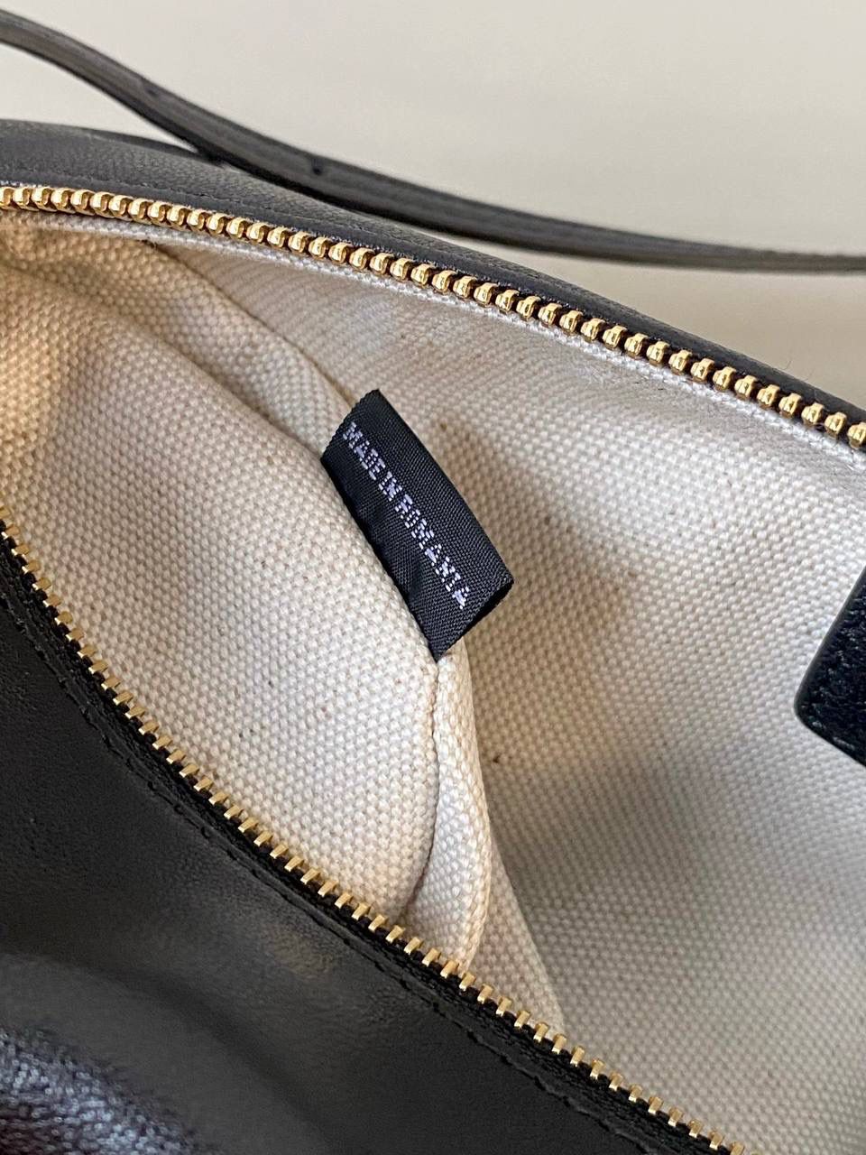 🈶黑色 𝗠𝗶𝘂𝗠𝗶𝘂迷你小圆筒 小小一只，太可爱了啦！ 头层Nappa(纳帕)羊皮用料 柔软细腻有光泽，透出高级的质感 整个包都好软糯手感超治愈的！！ 自重非常非常轻！日常还能装不少 肩带长度可以调，冬天大衣能轻松驾驭 小包闭眼冲就是了，四季可用 21.5×9×9cm #F0055m