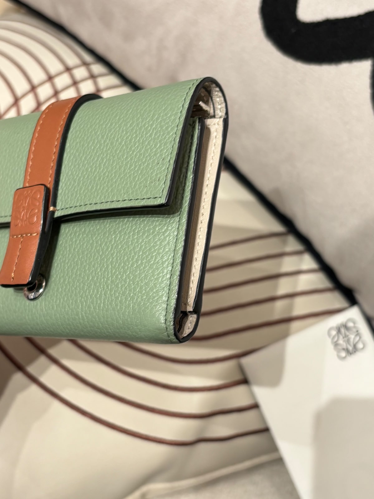 Loewe vertical Wallet Calfskin  100%Authentic, 98%New  ✅專門店收據✅dust bag  
